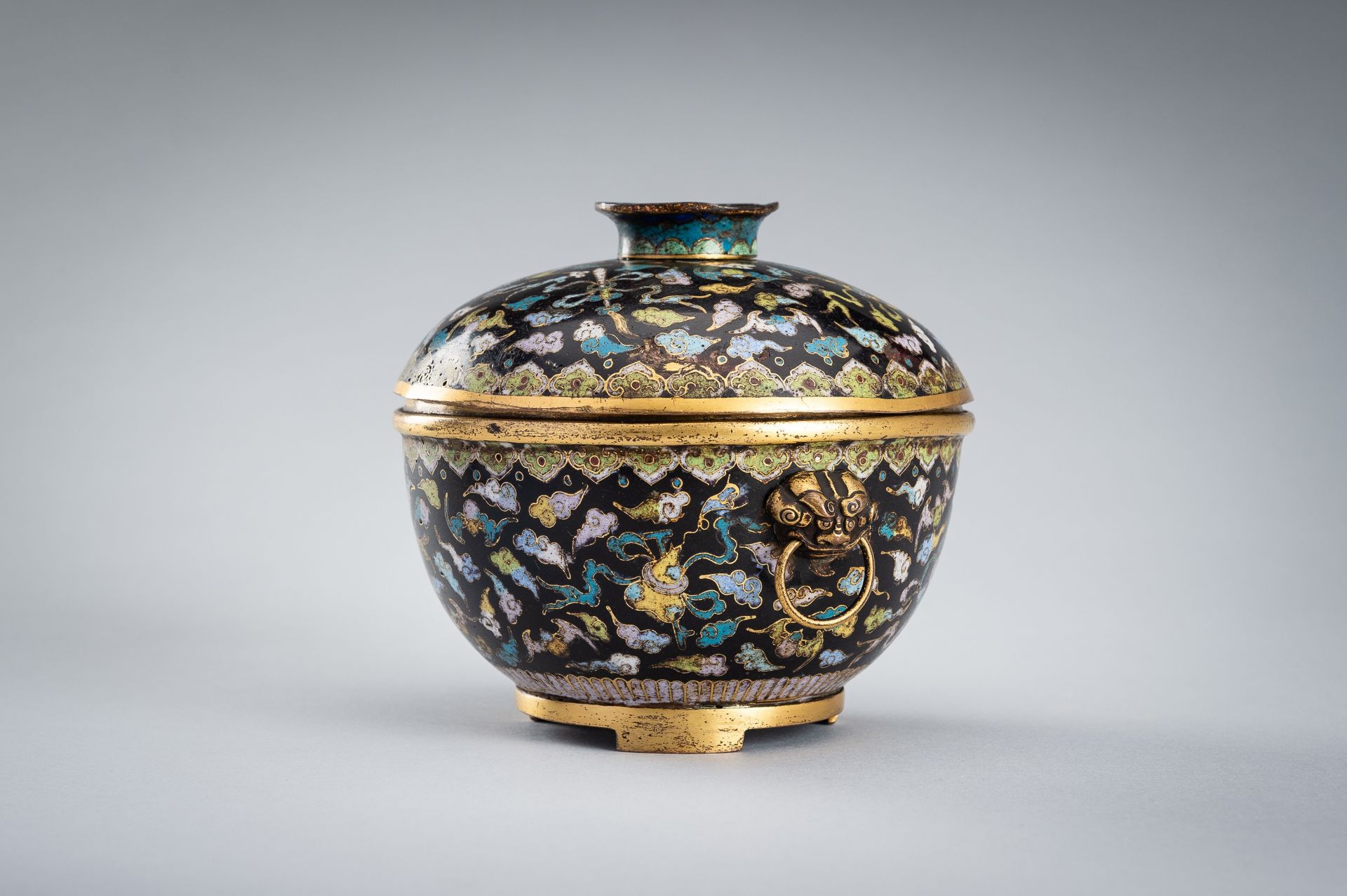 A CLOISONNE ENAMEL 'EIGHT DAOIST EMBLEMS' JAR AND COVER, QING DYNASTY - Image 3 of 14