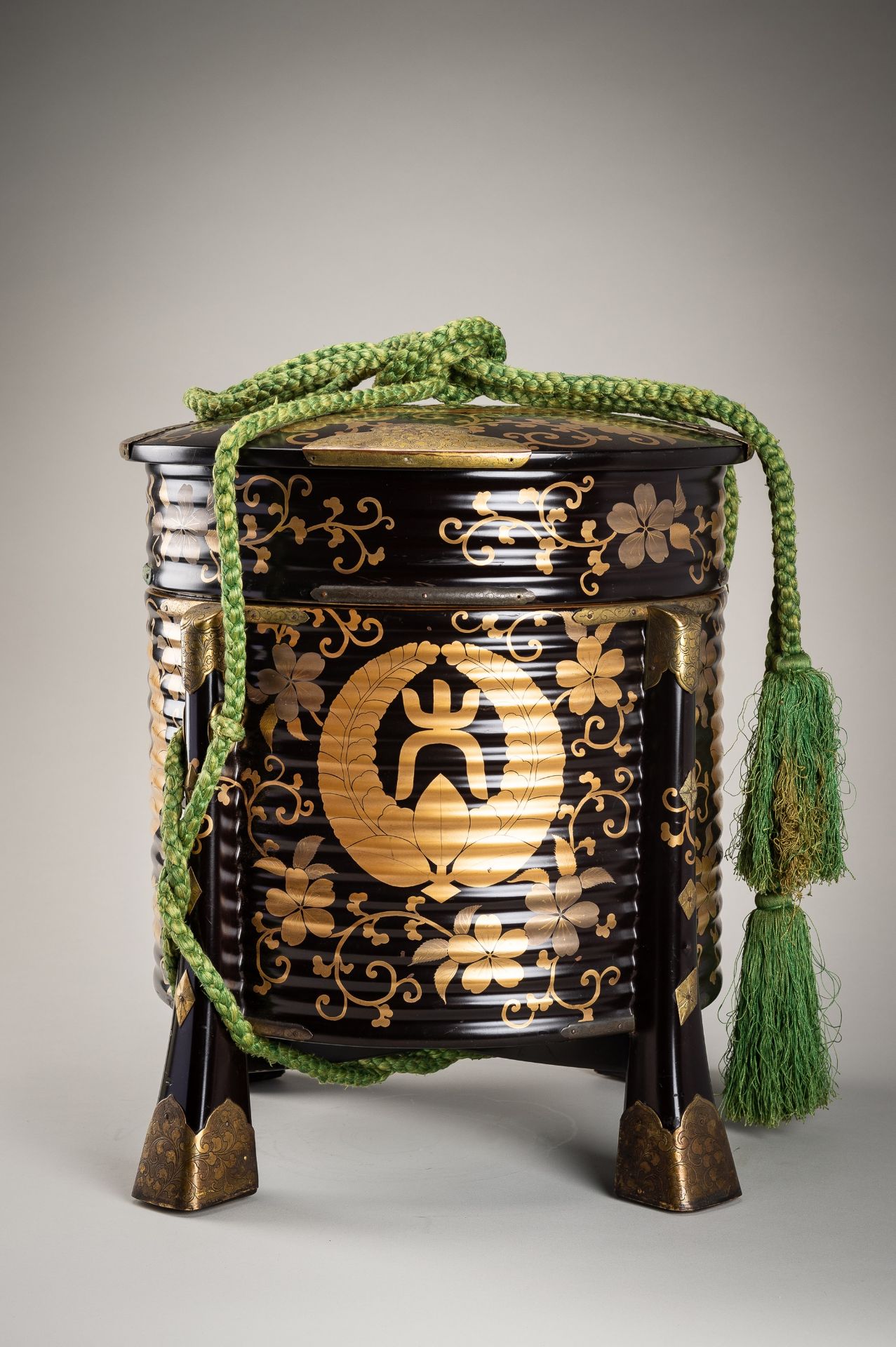 A LACQUER CYLINDRICAL HOKAI (COVERED FOOD CONTAINER) WITH AGARIFUJI MON - Bild 8 aus 15