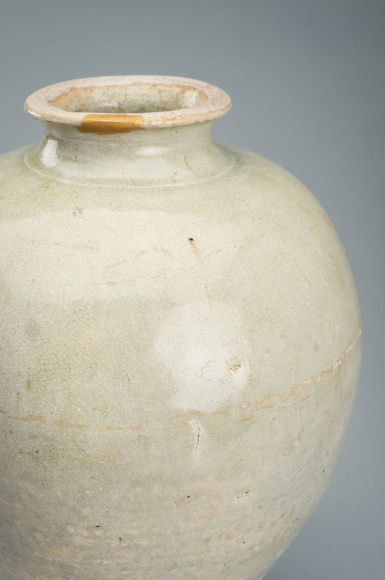 A PALE CELADON GLAZED CERAMIC VASE, TANG DYNASTY - Bild 3 aus 11