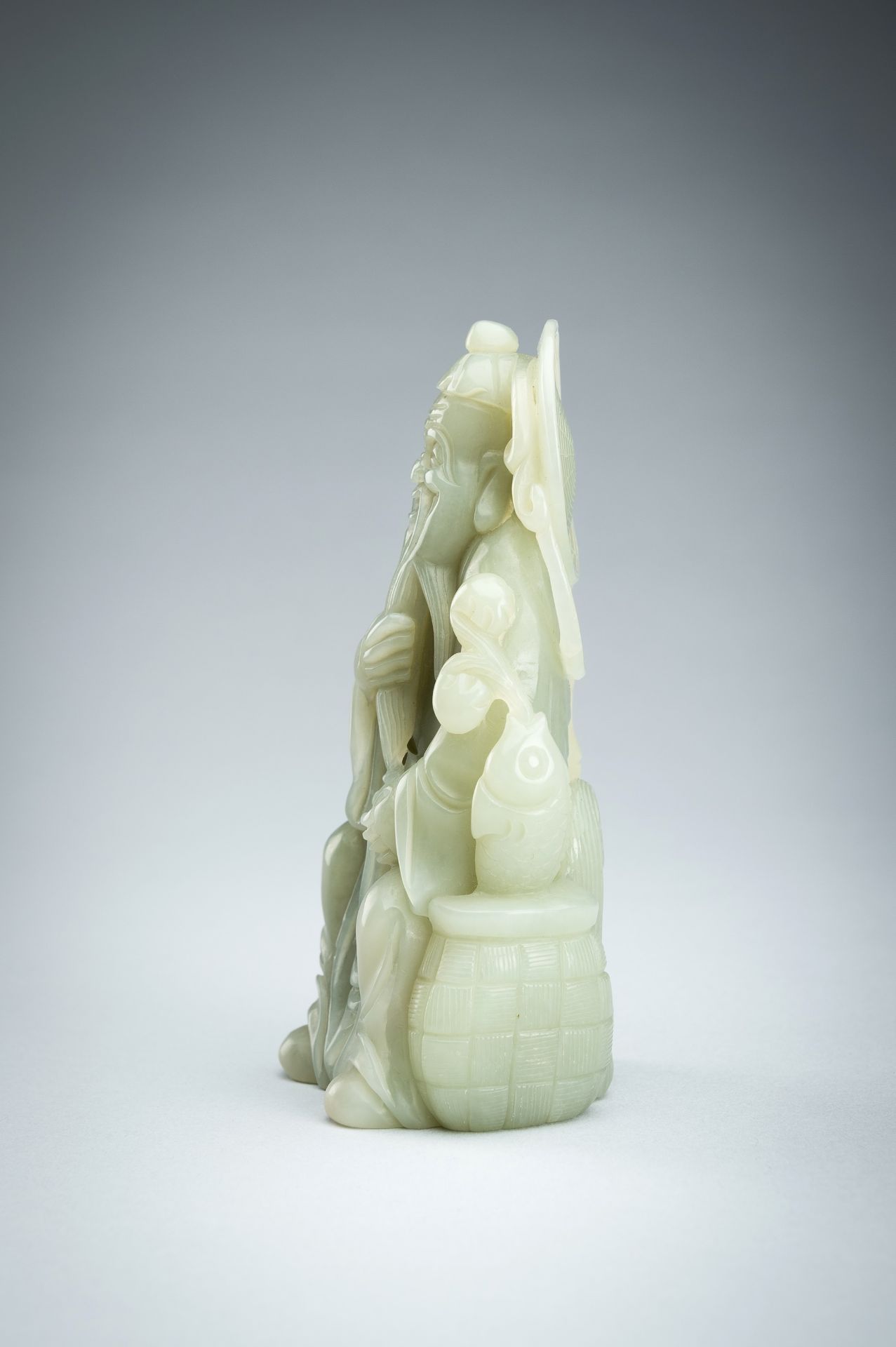 A JADE FIGURE OF AN IMMORTAL WITH FISH, LATE QING DYNASTY - Bild 6 aus 14