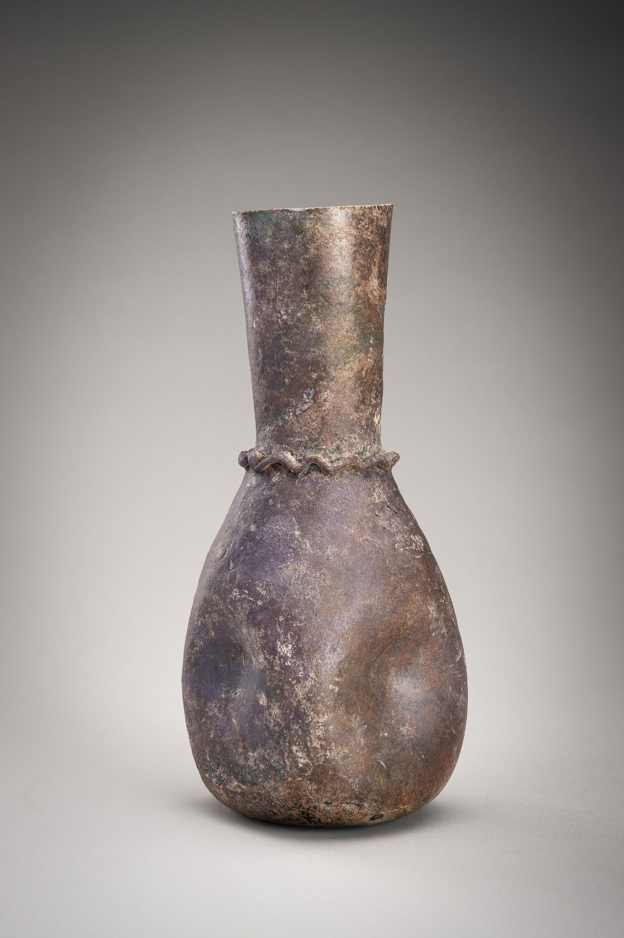 A ROMAN GLASS BOTTLE - Bild 3 aus 15