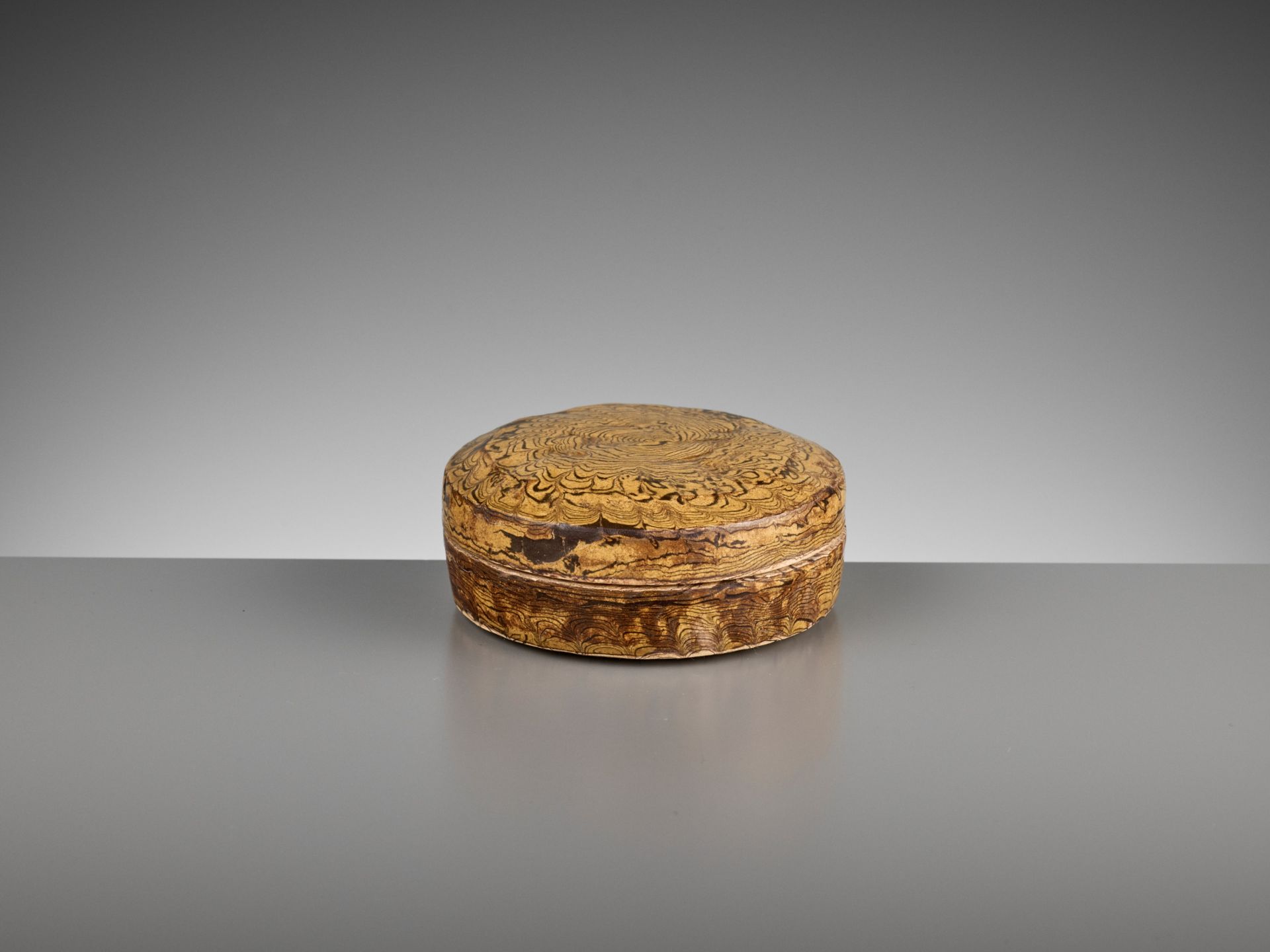 AN AMBER-GLAZED MARBLED BOX AND COVER, TANG STYLE - Bild 5 aus 8