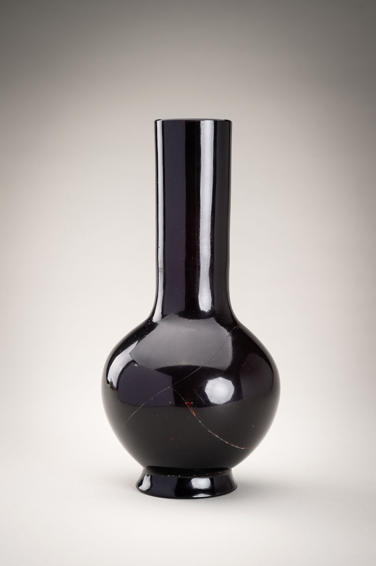 A TRANSLUCENT RUBY-RED GLASS BOTTLE VASE, QIANLONG MARK AND PERIOD - Image 3 of 7