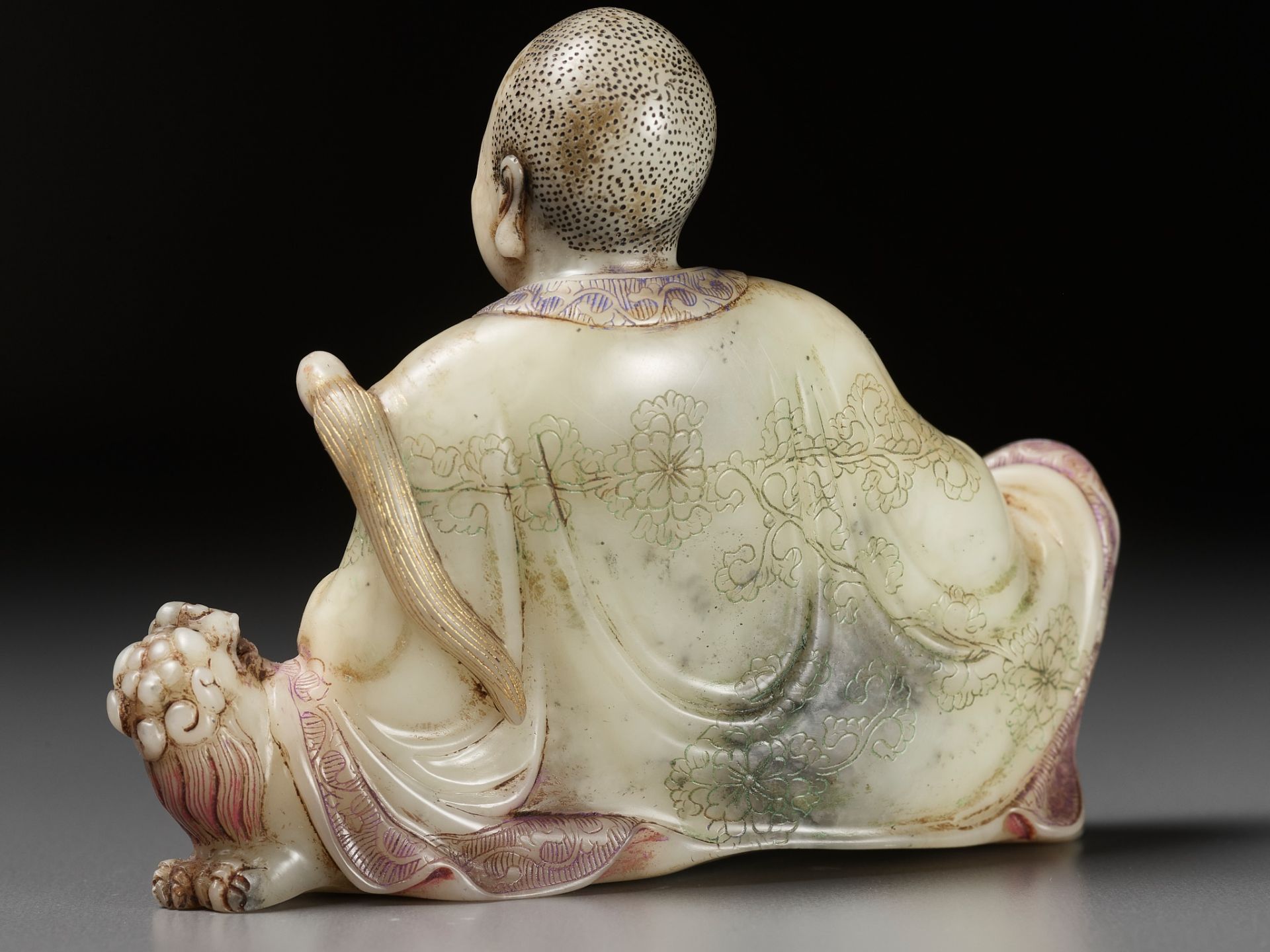 A BAIFURONG SOAPSTONE FIGURE OF XIAOSHI LUOHAN WITH A BUDDHIST LION, EARLY QING DYNASTY - Image 3 of 12