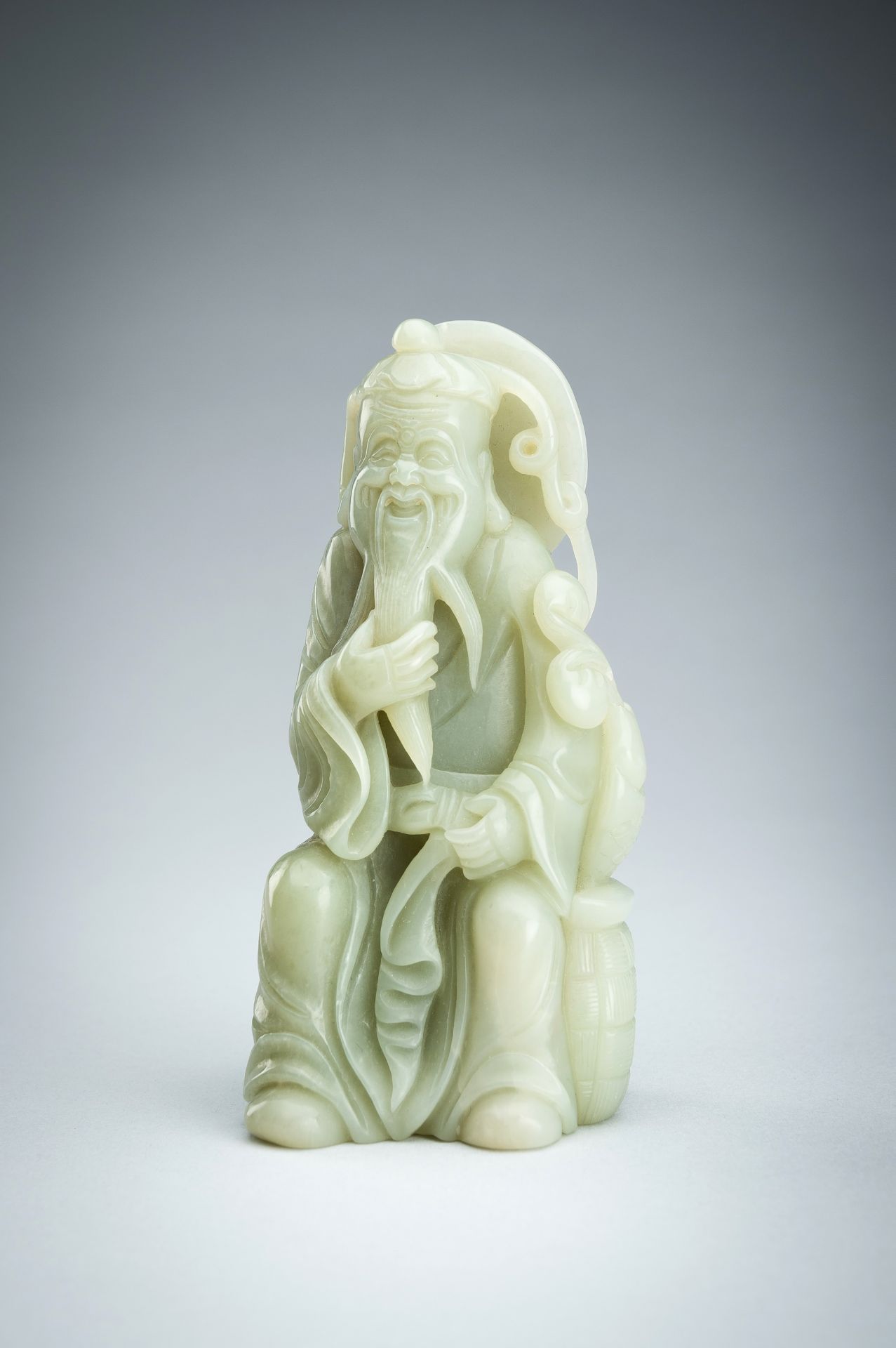 A JADE FIGURE OF AN IMMORTAL WITH FISH, LATE QING DYNASTY - Bild 4 aus 14