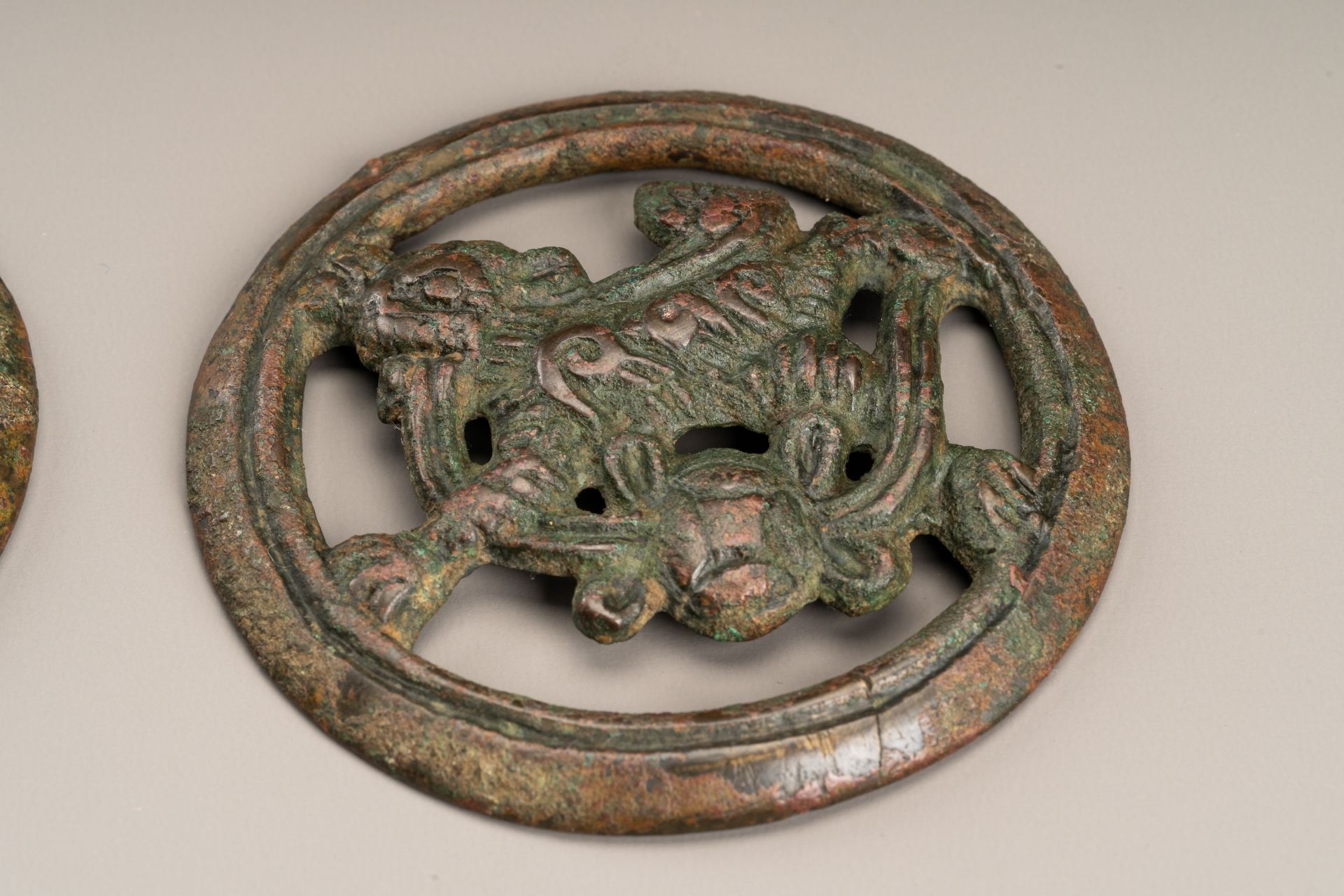 A PAIR OF BRONZE HORSE TRACK 'BUDDHIST LION' ORNAMENTS, MING OR EARLIER - Bild 2 aus 6