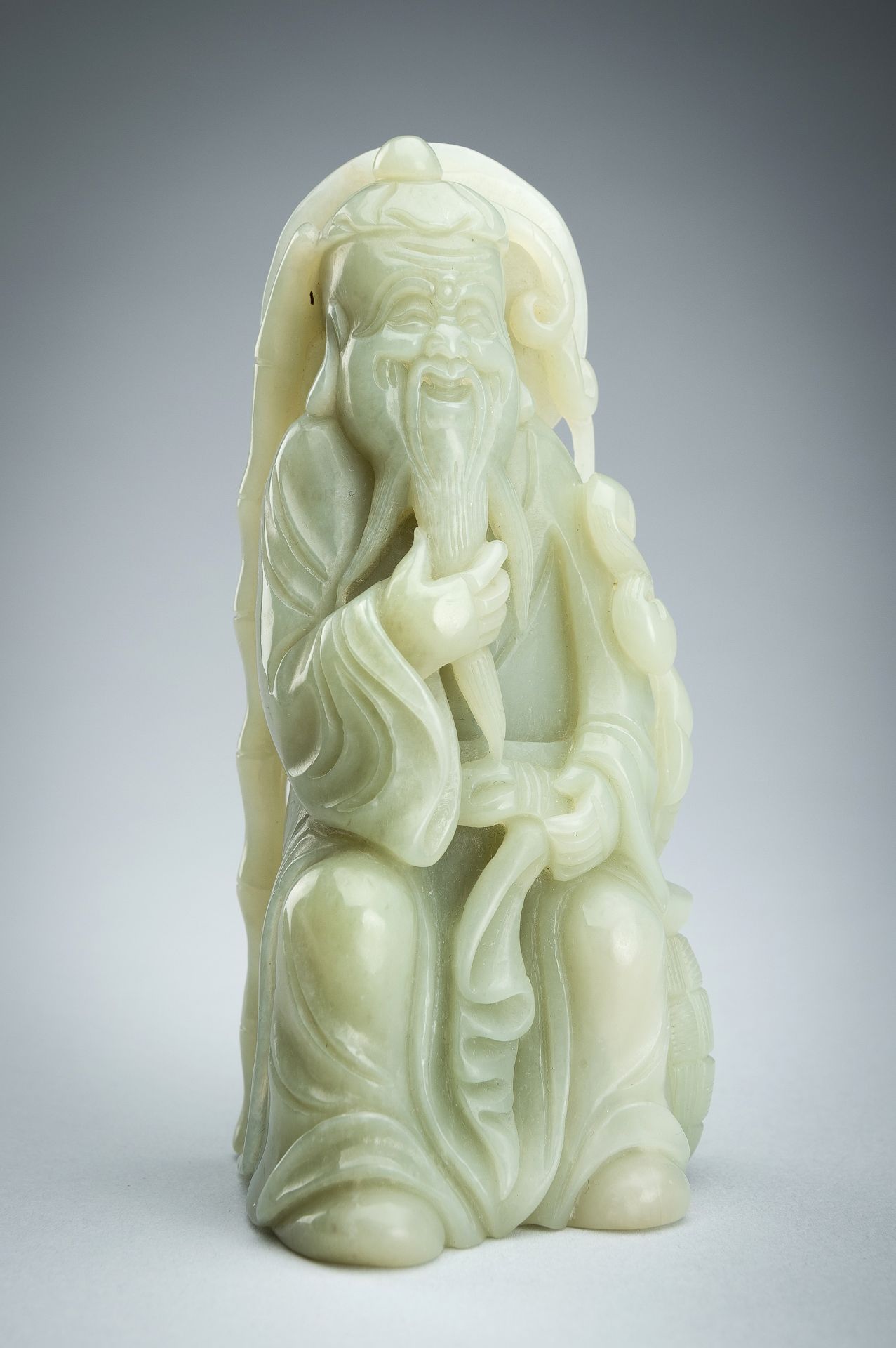 A JADE FIGURE OF AN IMMORTAL WITH FISH, LATE QING DYNASTY - Bild 2 aus 14