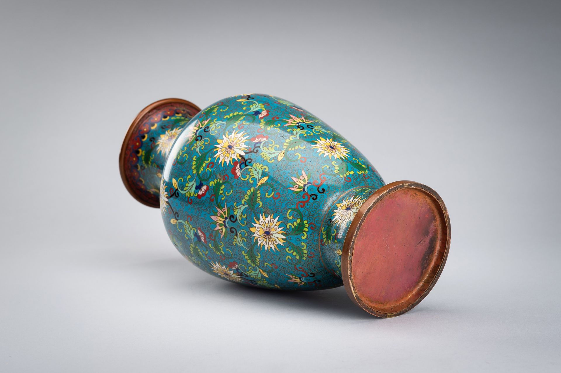 A CLOISONNE ENAMEL 'LOTUS' VASE, LATE QING DYNASTY - Image 14 of 15