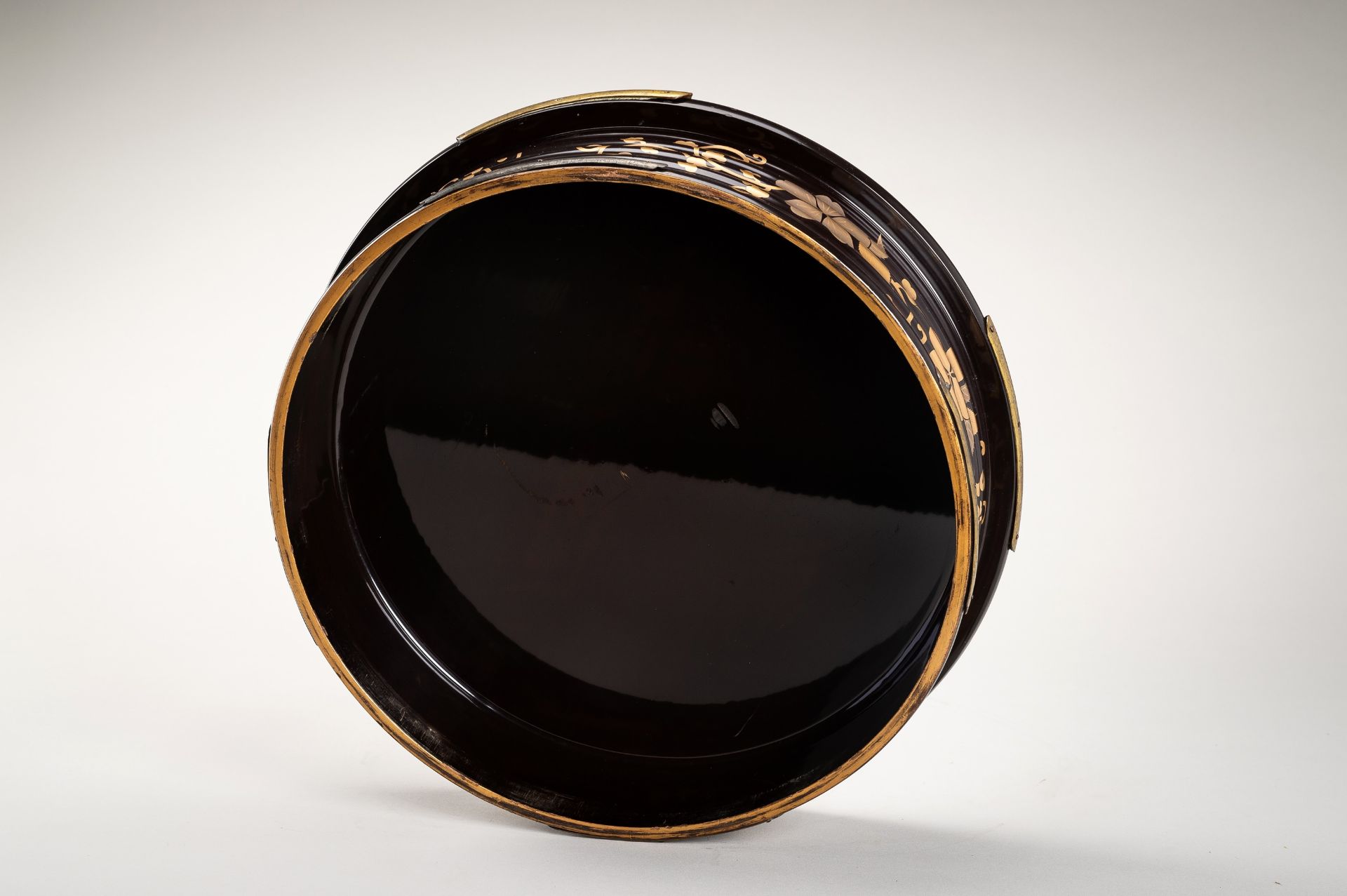 A LACQUER CYLINDRICAL HOKAI (COVERED FOOD CONTAINER) WITH AGARIFUJI MON - Bild 13 aus 15