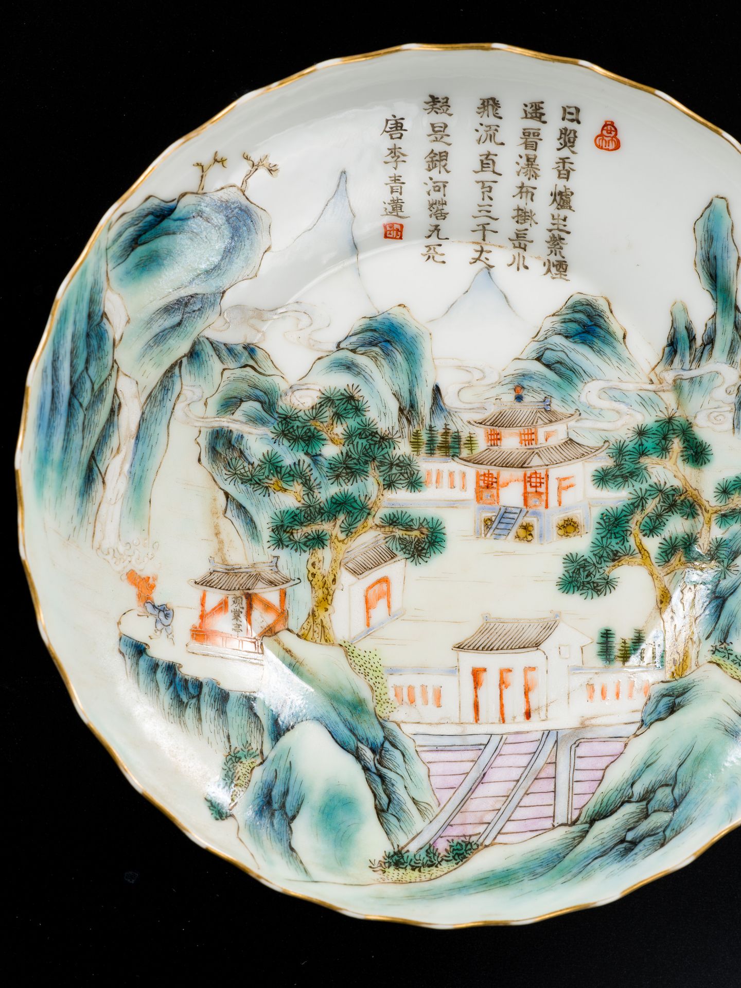 A PAIR OF INSCRIBED FAMILLE ROSE 'LUSHAN' DISHES, QING - Bild 7 aus 7