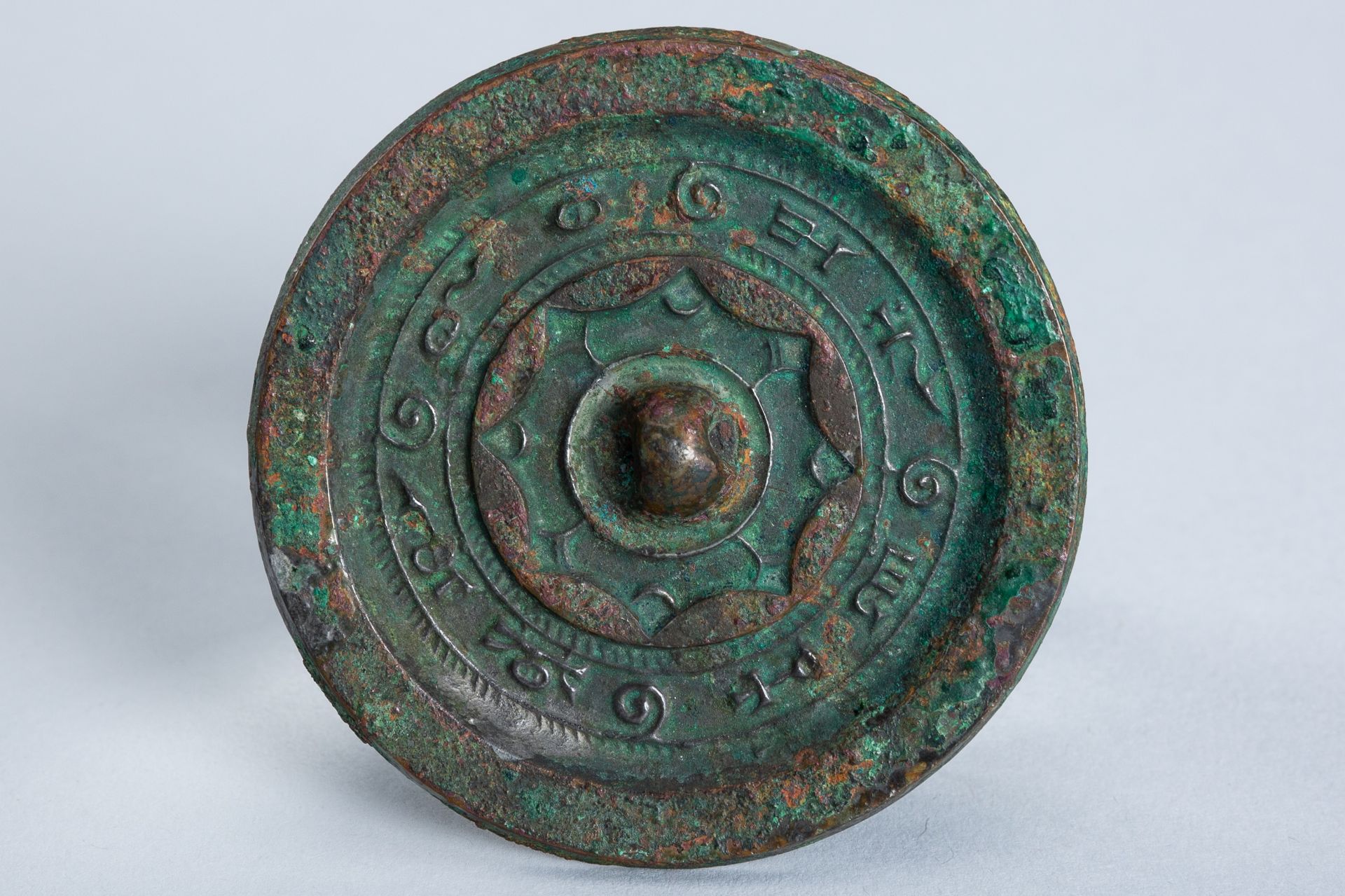 A GROUP OF FIVE BRONZE MIRRORS, HAN DYNASTY AND LATER - Bild 15 aus 20