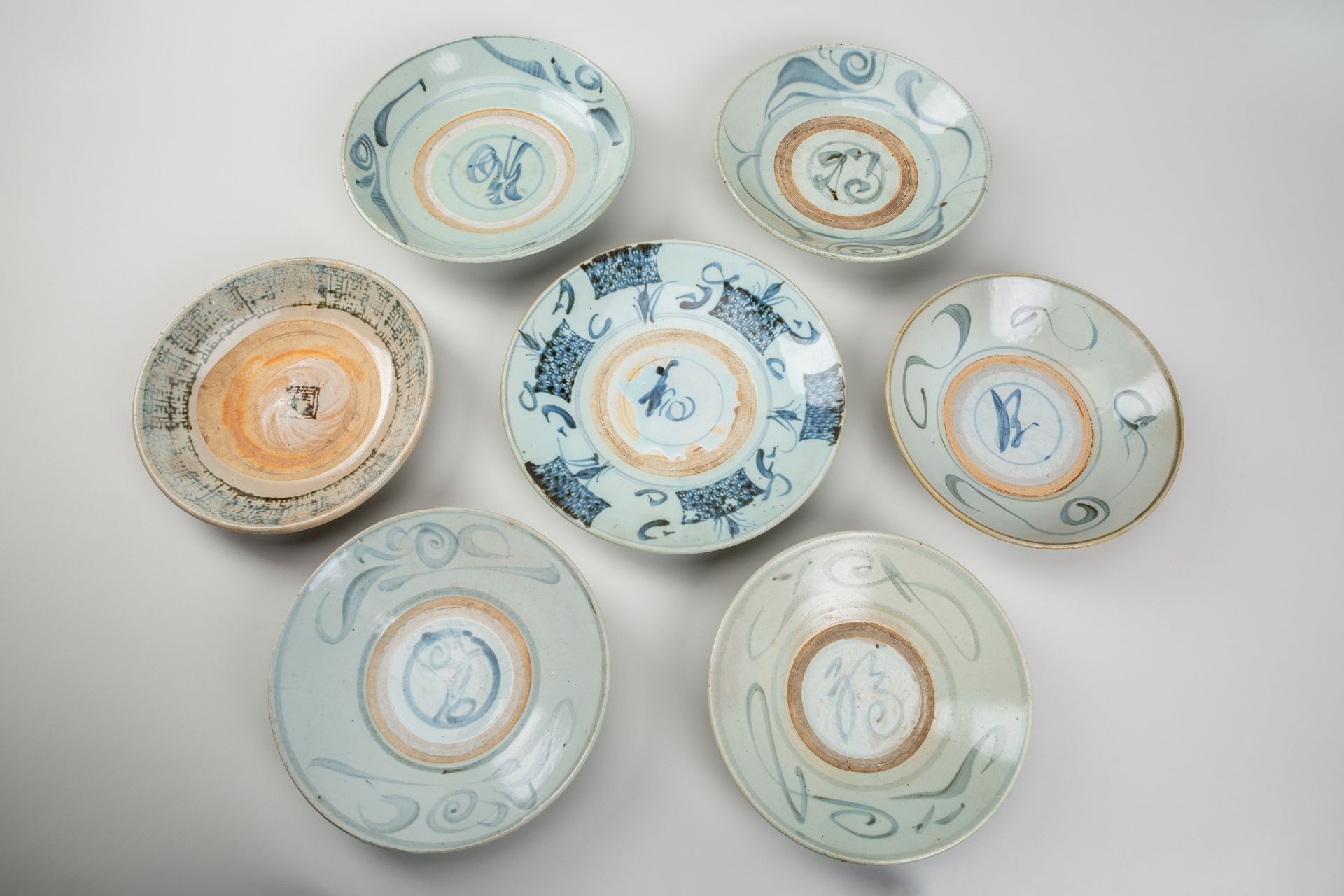 A GROUP OF SEVEN BLUE AND WHITE SWATOW PORCELAIN DISHES, MING DYNASTY