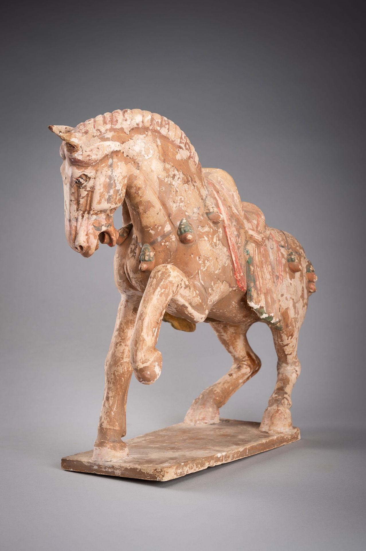 A GROUP OF THREE TERRACOTTA EQUESTRIANS AND HORSES, TANG DYNASTY - Bild 5 aus 27