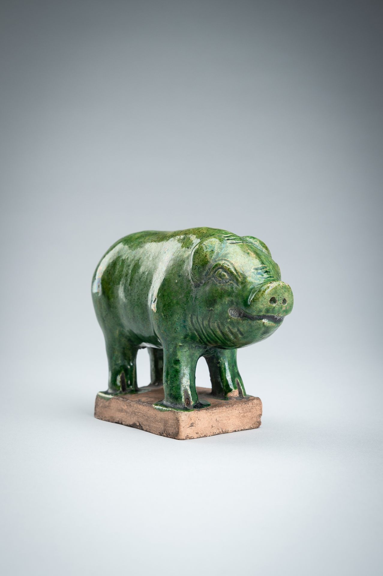 AN EMERALD-GREEN GLAZED POTTERY PIG, MING DYNASTY - Bild 8 aus 14
