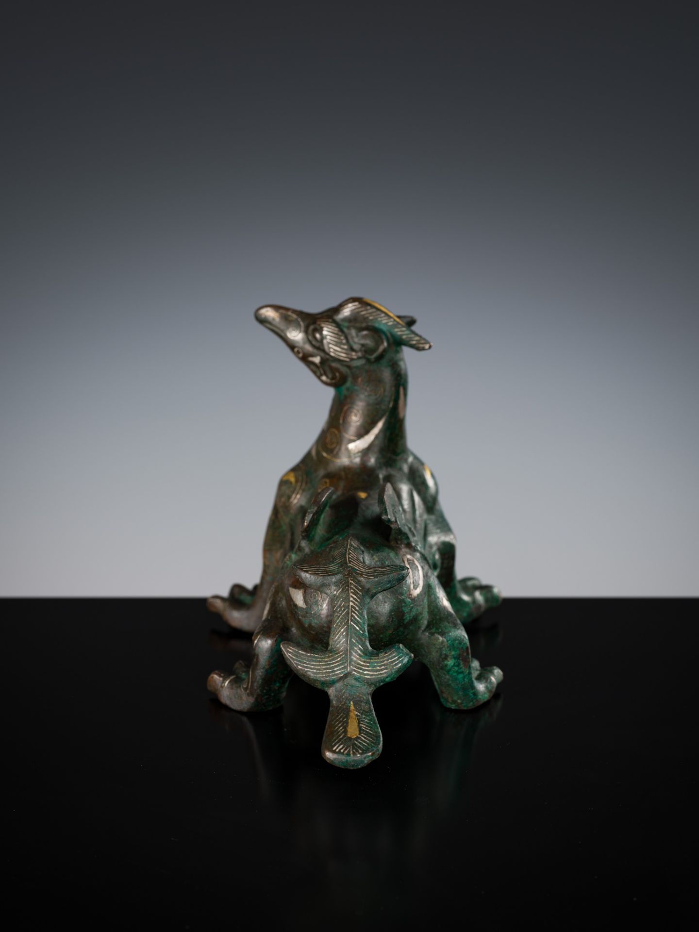 A SILVER- AND GOLD-INLAID 'MYTHICAL BEAST' BRONZE, CHINA, 17TH-18TH CENTURY - Bild 6 aus 12