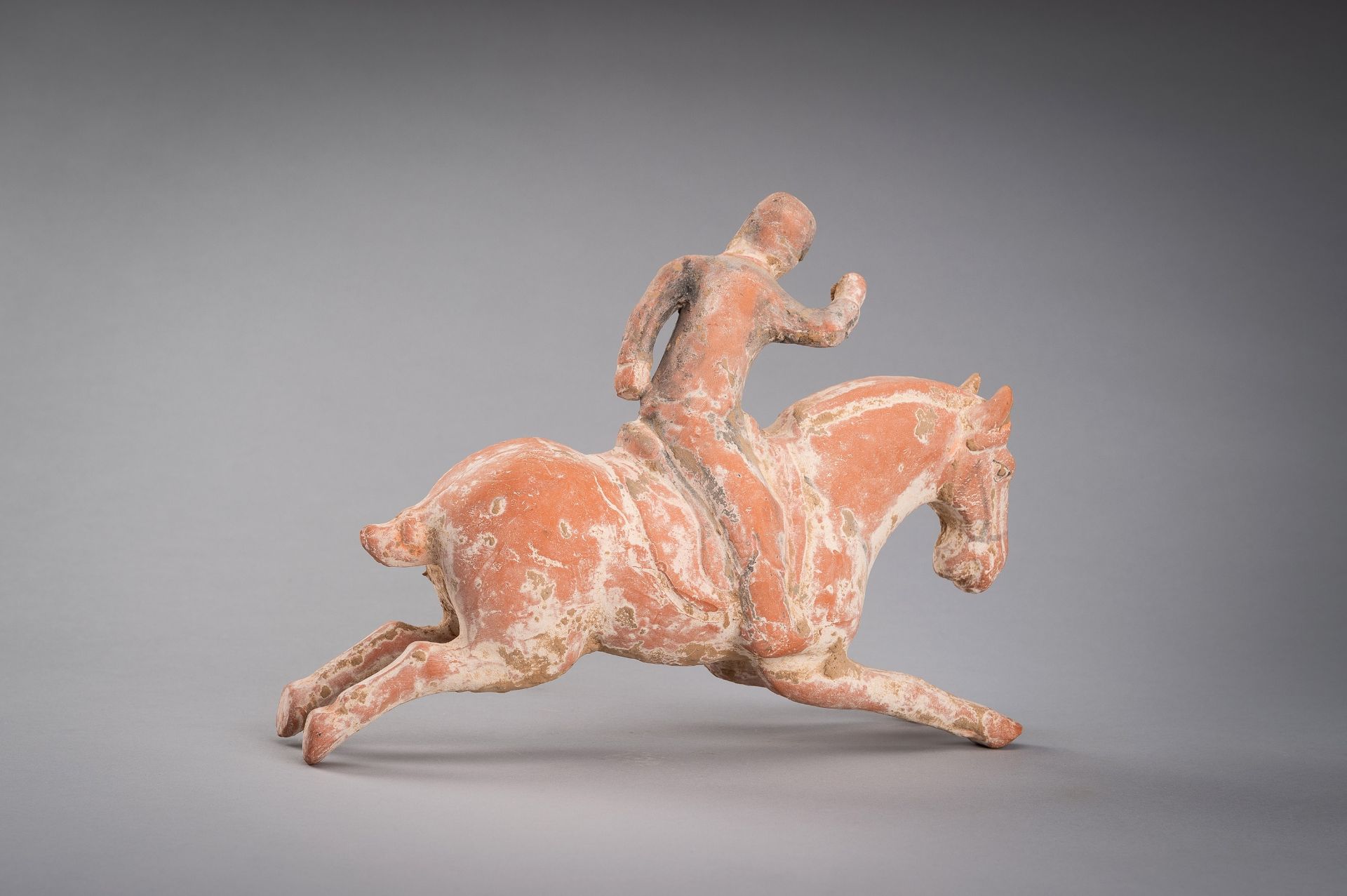 A GROUP OF THREE TERRACOTTA EQUESTRIANS AND HORSES, TANG DYNASTY - Bild 23 aus 27