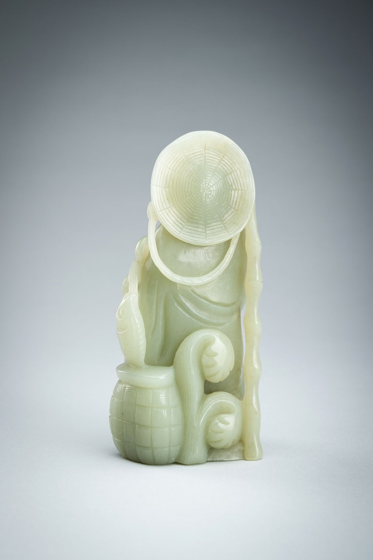 A JADE FIGURE OF AN IMMORTAL WITH FISH, LATE QING DYNASTY - Bild 13 aus 14