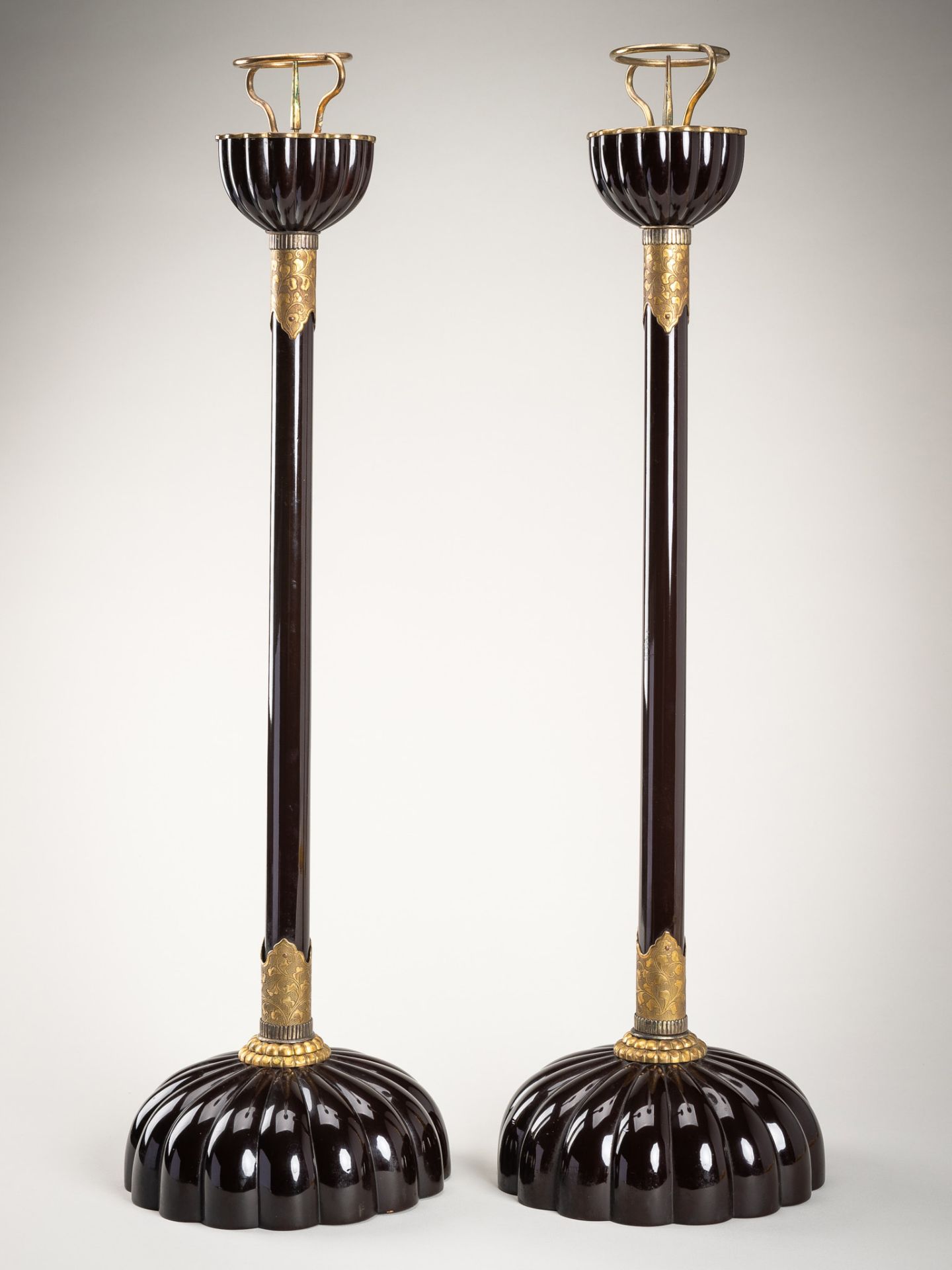 A PAIR OF BLACK LACQUERED CANDLESTICKS