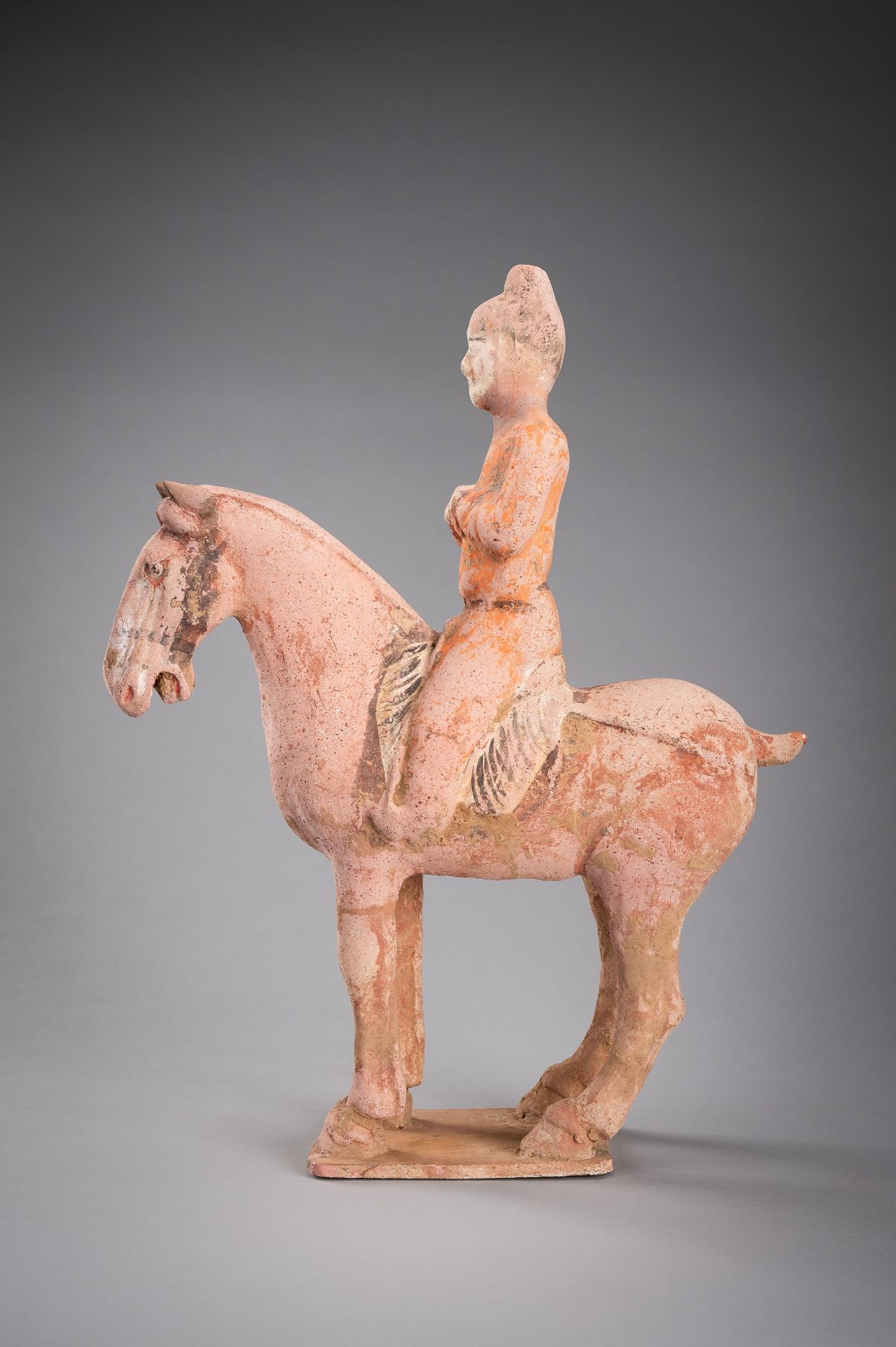 A GROUP OF THREE TERRACOTTA EQUESTRIANS AND HORSES, TANG DYNASTY - Bild 10 aus 27
