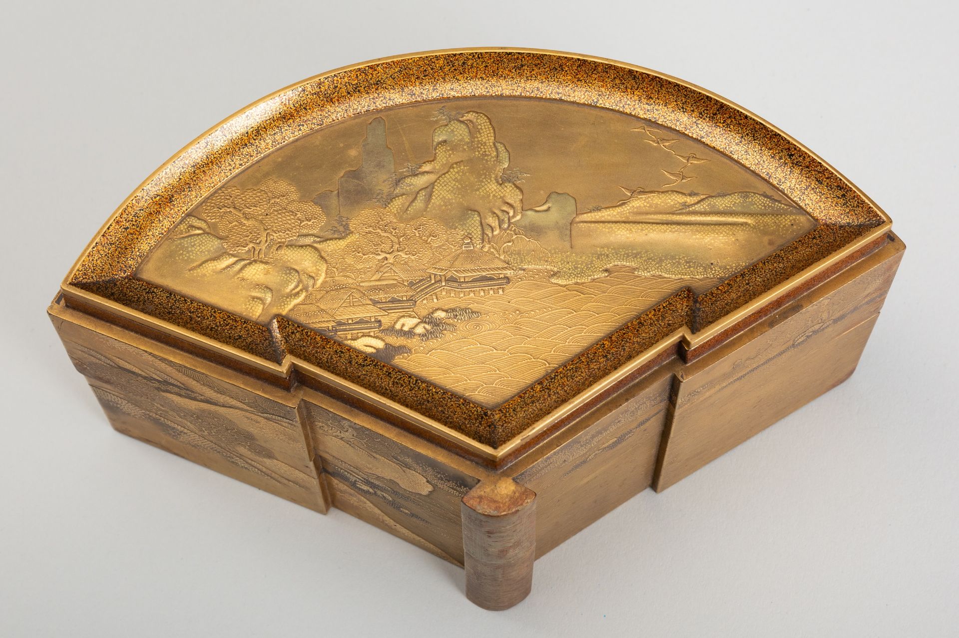 A FINE GOLD LACQUER FAN-SHAPED TWO-CASE BOX AND COVER WITH INTERIOR TRAY - Bild 3 aus 14