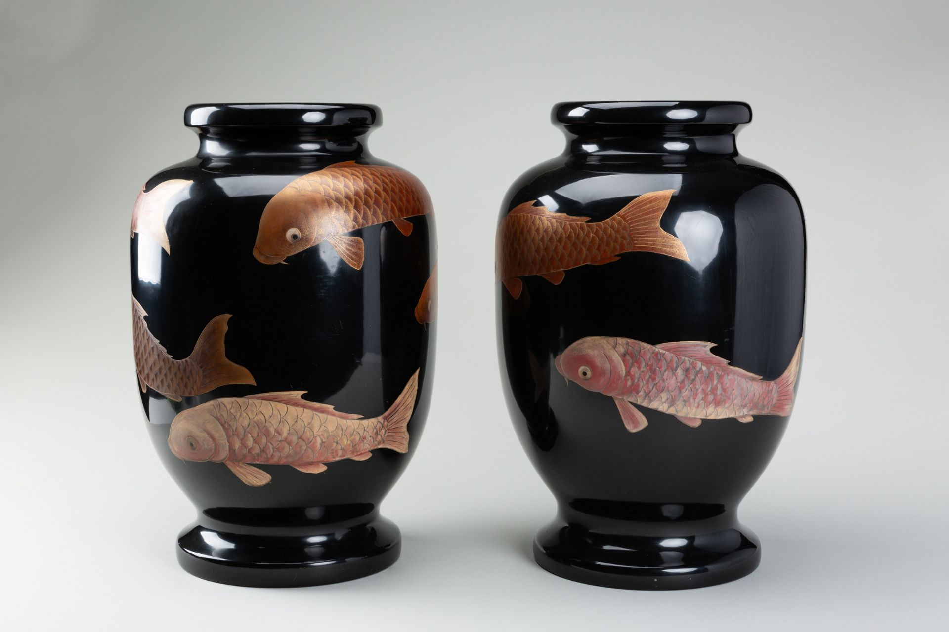 MIURA MEIHO: A PAIR OF LACQUERED WOOD VASES WITH CARPS - Bild 2 aus 7
