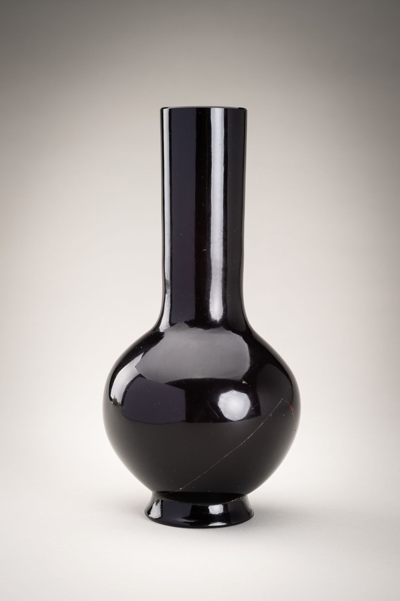 A TRANSLUCENT RUBY-RED GLASS BOTTLE VASE, QIANLONG MARK AND PERIOD - Image 4 of 7