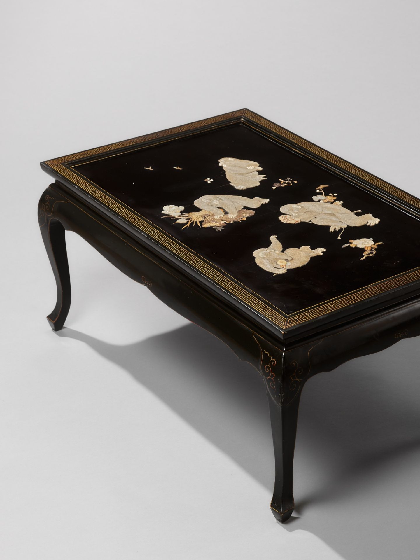 A FINE ANTLER AND MOTHER-OF-PEARL INLAID BLACK-LACQUER LOW TABLE WITH FROLICKING MONKEYS - Bild 4 aus 7