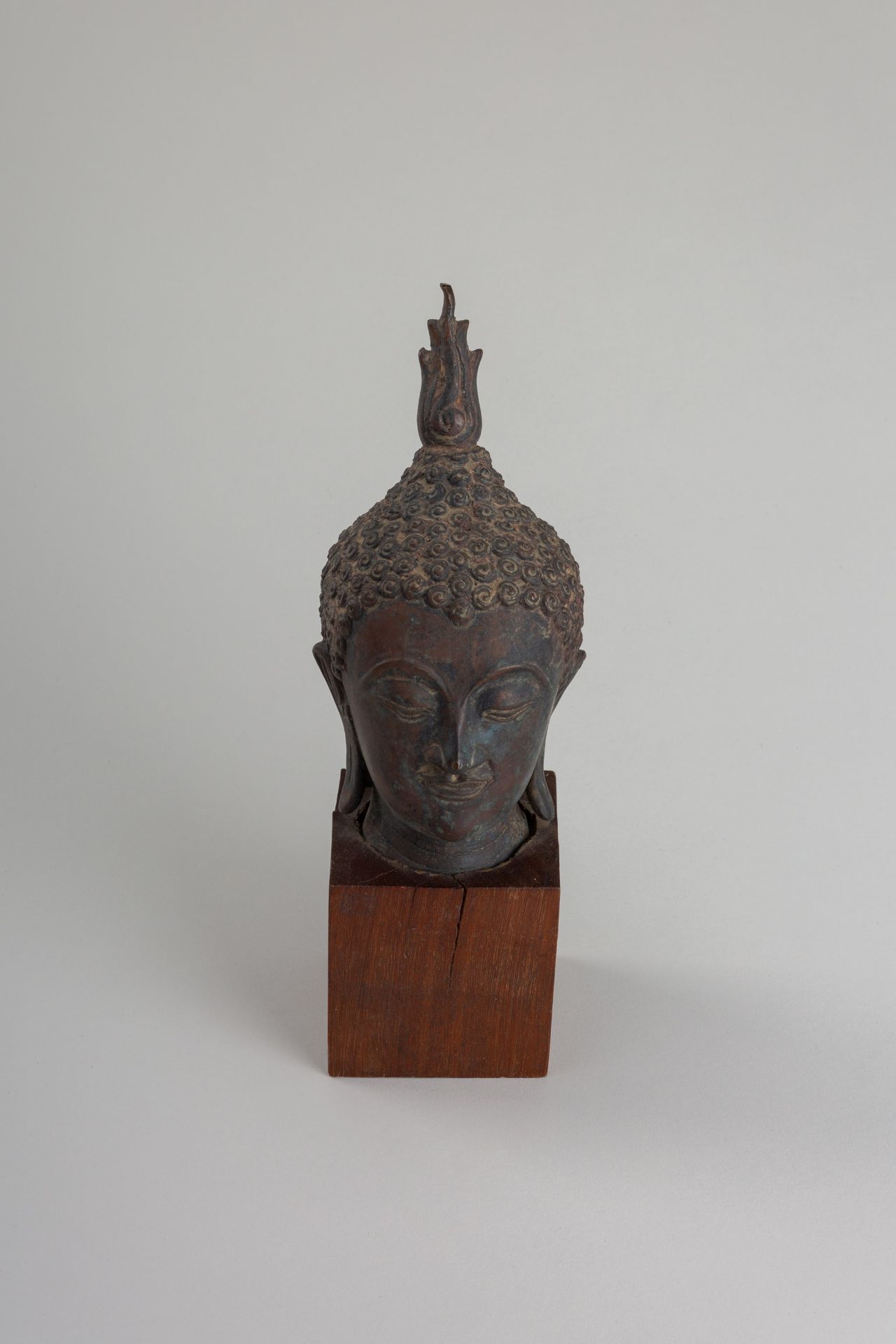 A BRONZE HEAD OF BUDDHA, SUKHOTHAI STYLE - Bild 5 aus 12