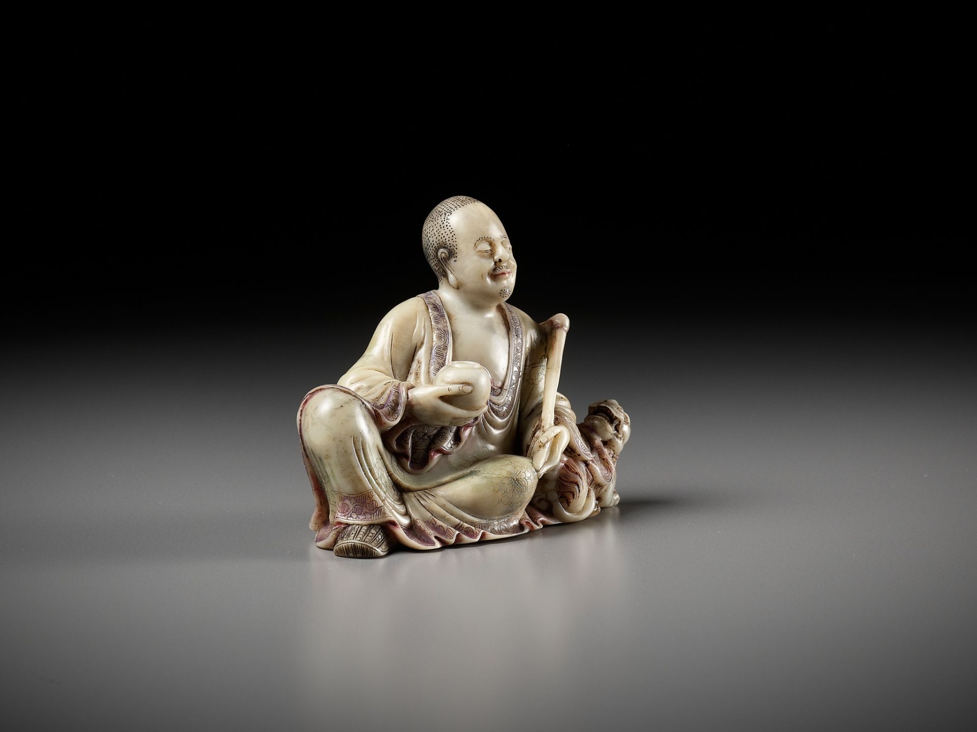 A BAIFURONG SOAPSTONE FIGURE OF XIAOSHI LUOHAN WITH A BUDDHIST LION, EARLY QING DYNASTY - Image 8 of 12