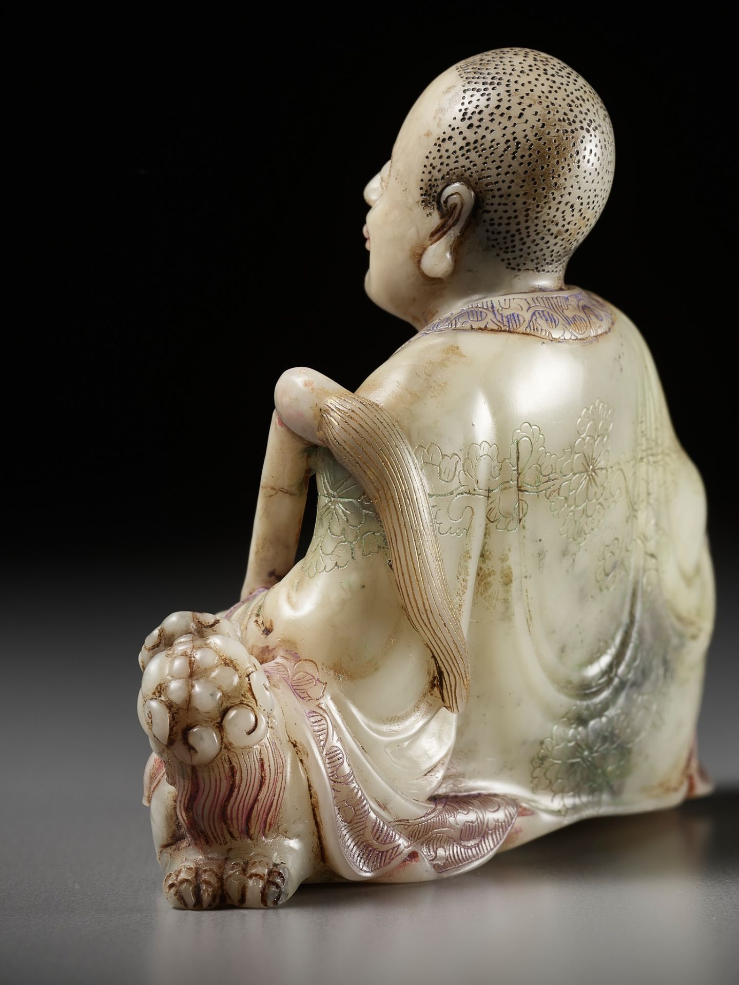 A BAIFURONG SOAPSTONE FIGURE OF XIAOSHI LUOHAN WITH A BUDDHIST LION, EARLY QING DYNASTY - Image 10 of 12