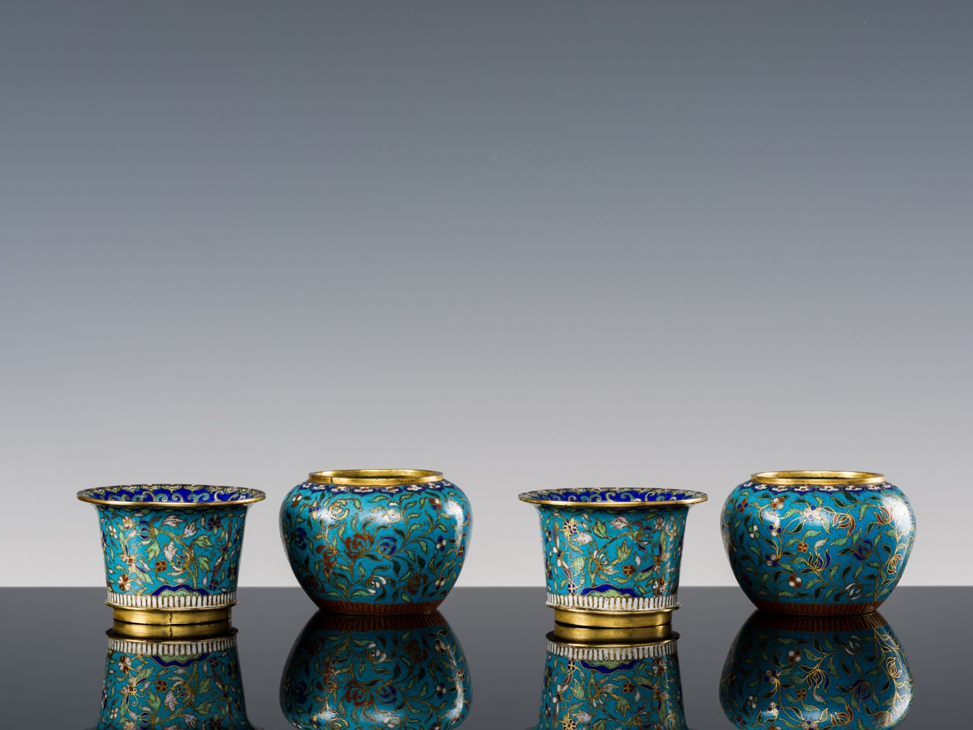 A SET OF TWO CLOISONNE ENAMEL WINE CUPS WITH MATCHING WARMERS, QING DYNASTY - Image 5 of 10