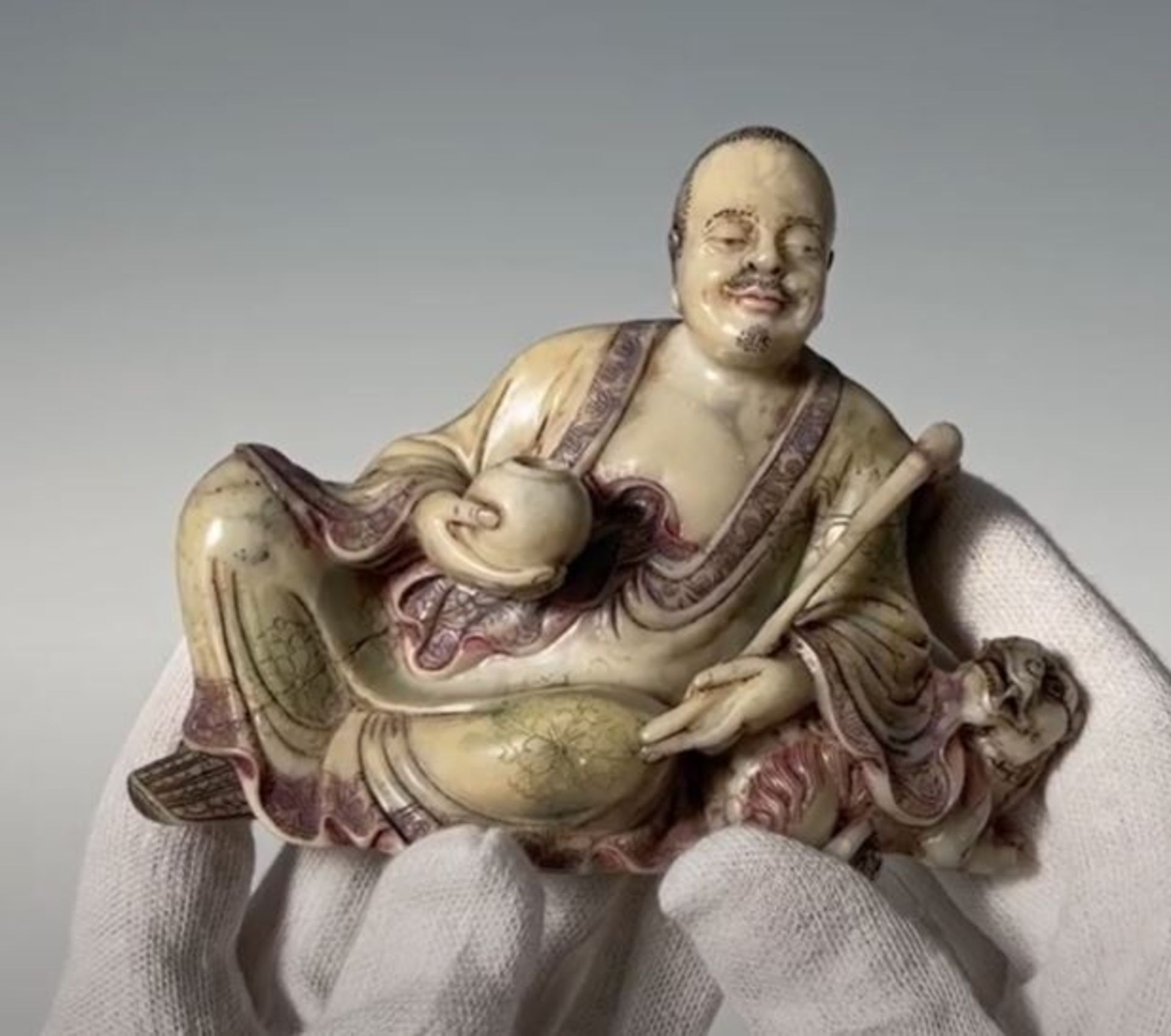 A BAIFURONG SOAPSTONE FIGURE OF XIAOSHI LUOHAN WITH A BUDDHIST LION, EARLY QING DYNASTY - Image 12 of 12