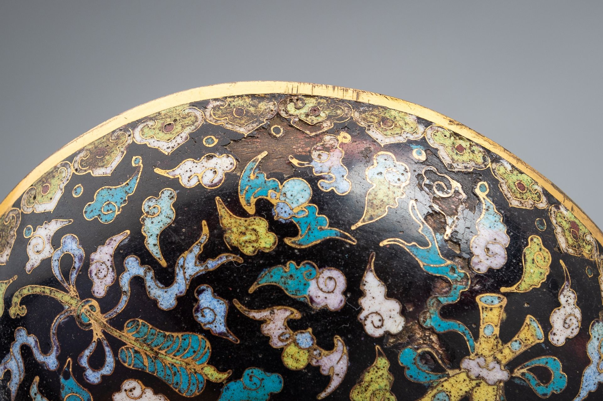 A CLOISONNE ENAMEL 'EIGHT DAOIST EMBLEMS' JAR AND COVER, QING DYNASTY - Image 14 of 14