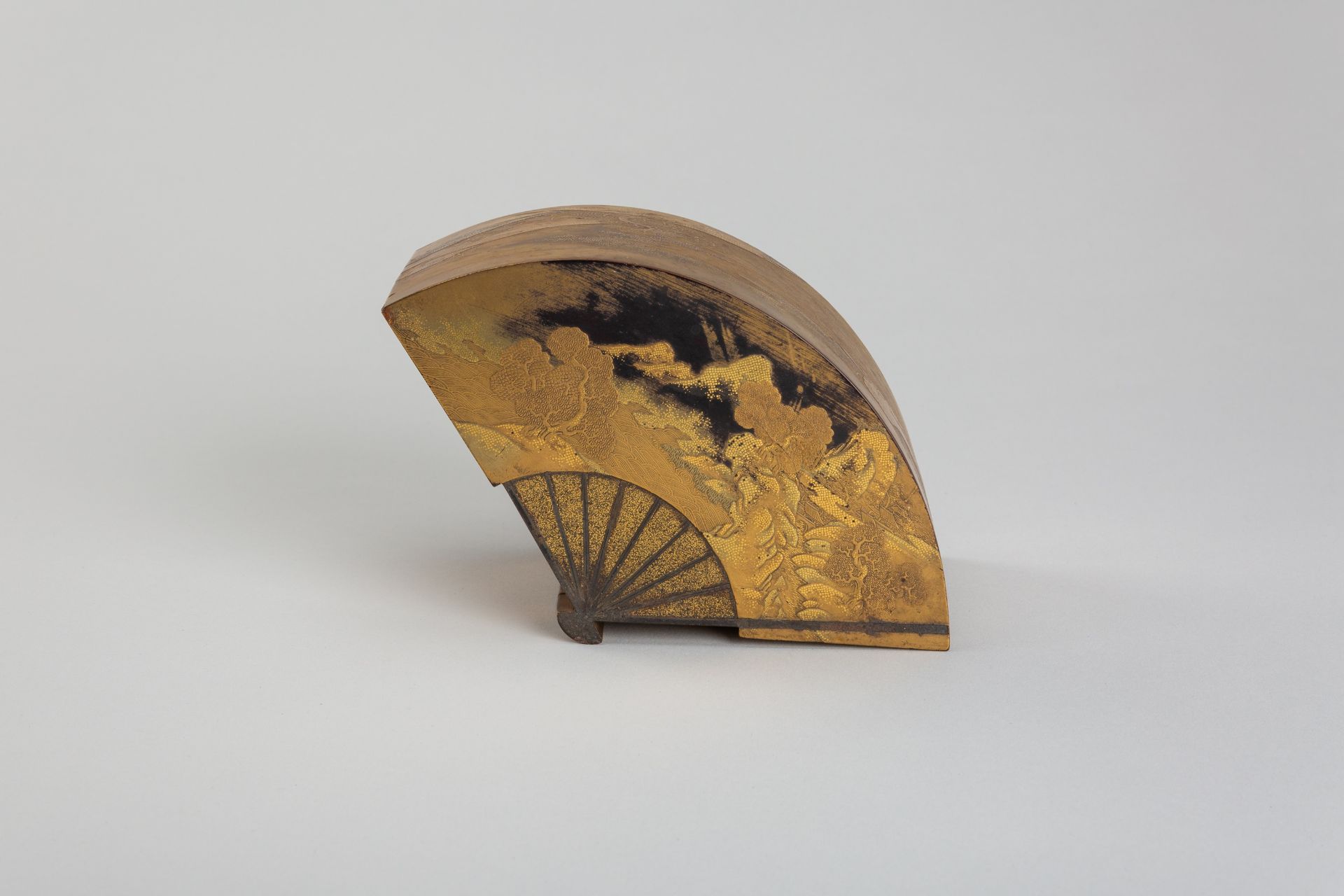 A FINE GOLD LACQUER FAN-SHAPED TWO-CASE BOX AND COVER WITH INTERIOR TRAY - Bild 12 aus 14