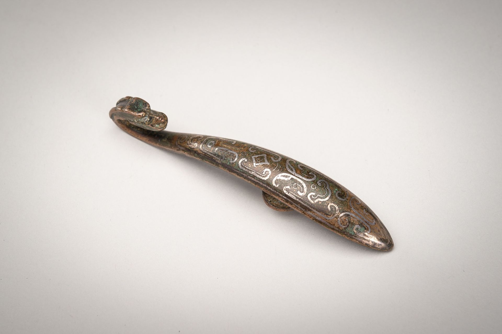 A SILVER-INLAID BRONZE ARCHAISTIC 'DRAGON' BELT HOOK, 17TH CENTURY - Bild 8 aus 12