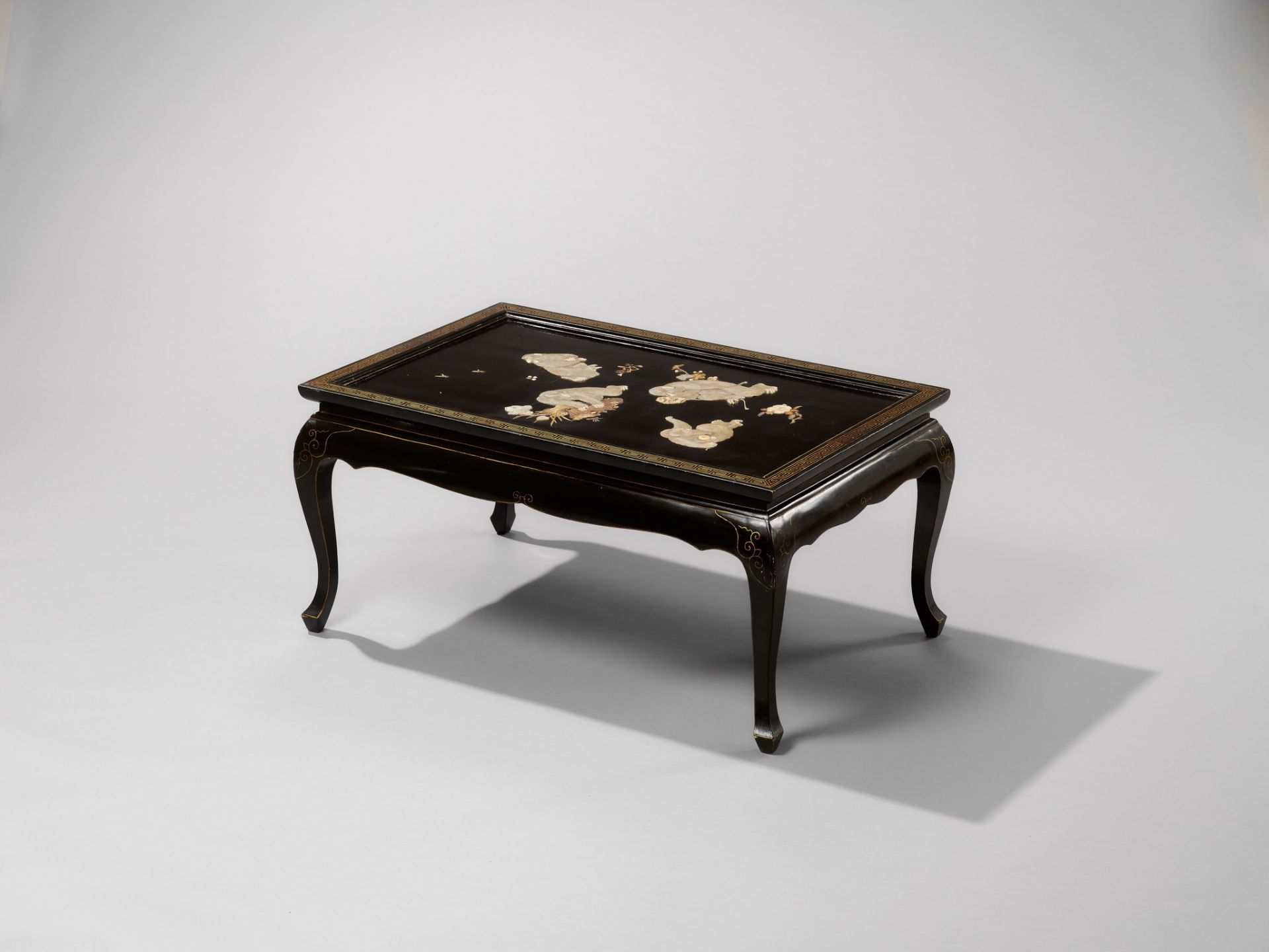 A FINE ANTLER AND MOTHER-OF-PEARL INLAID BLACK-LACQUER LOW TABLE WITH FROLICKING MONKEYS - Bild 2 aus 7