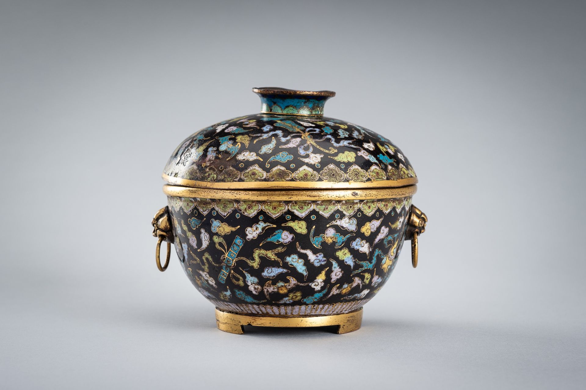 A CLOISONNE ENAMEL 'EIGHT DAOIST EMBLEMS' JAR AND COVER, QING DYNASTY - Image 9 of 14