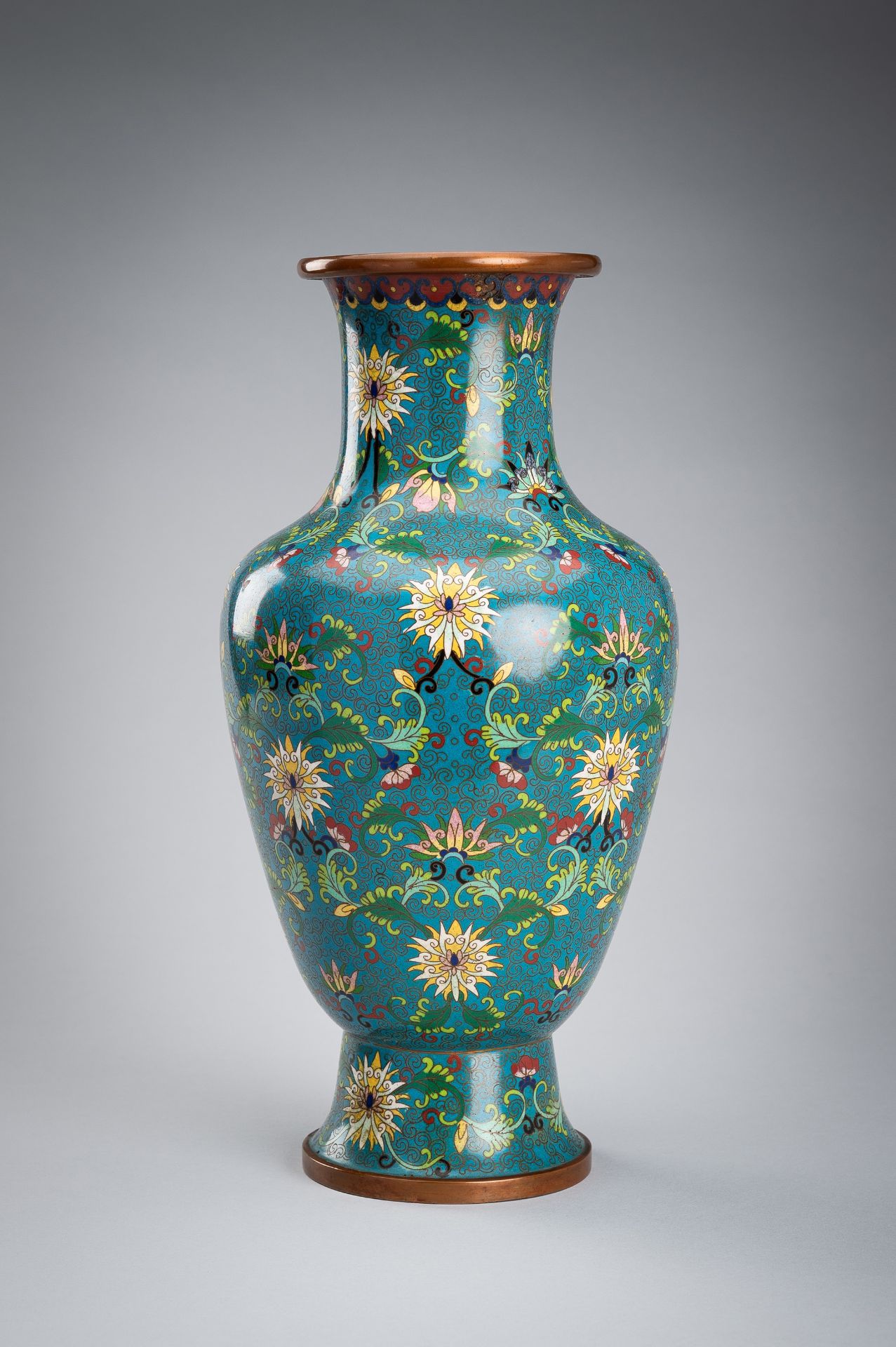 A CLOISONNE ENAMEL 'LOTUS' VASE, LATE QING DYNASTY - Image 3 of 15