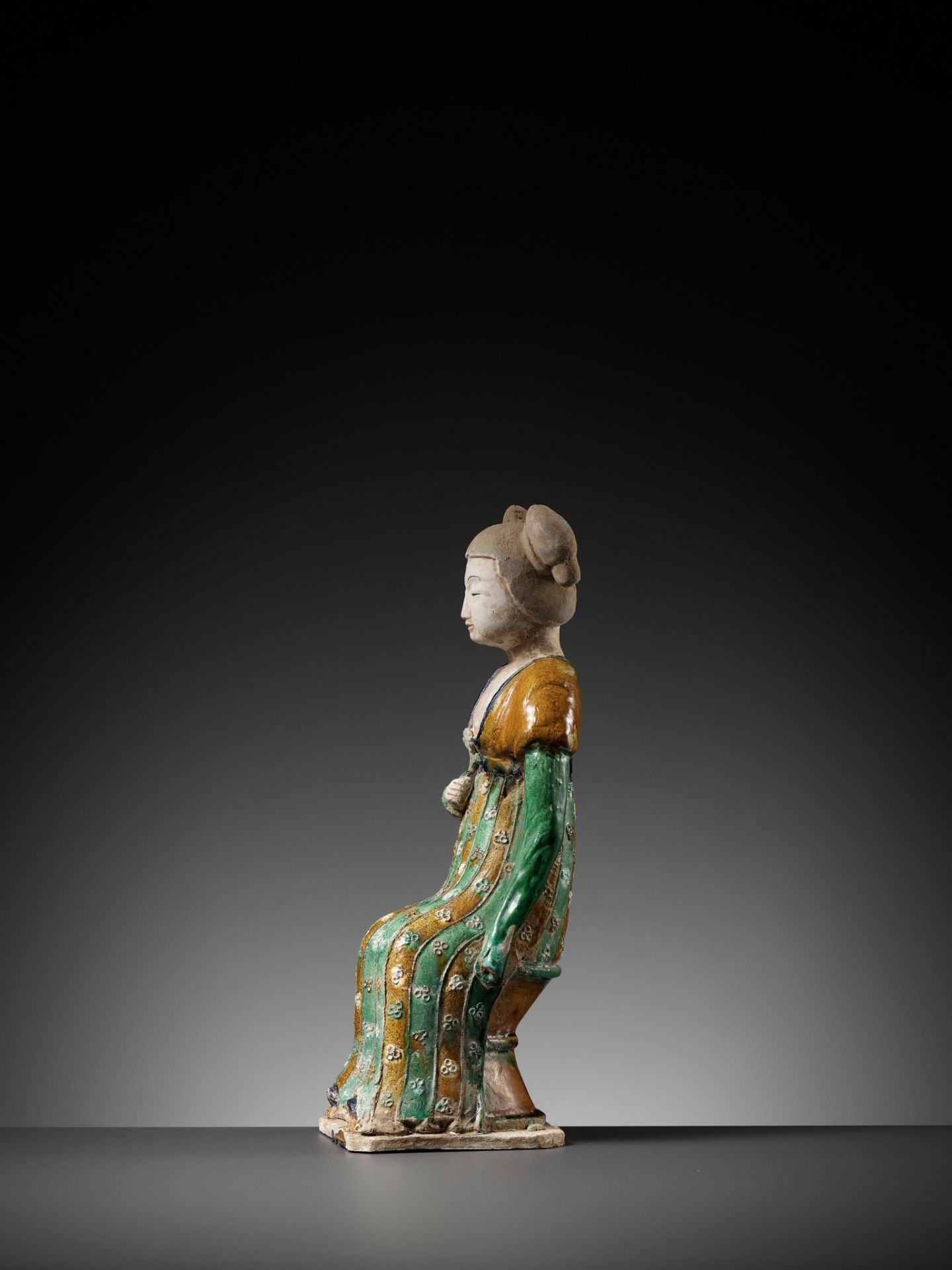 A RARE SANCAI-GLAZED POTTERY FIGURE OF A SEATED COURT LADY, TANG DYNASTY OR LATER - Bild 9 aus 15
