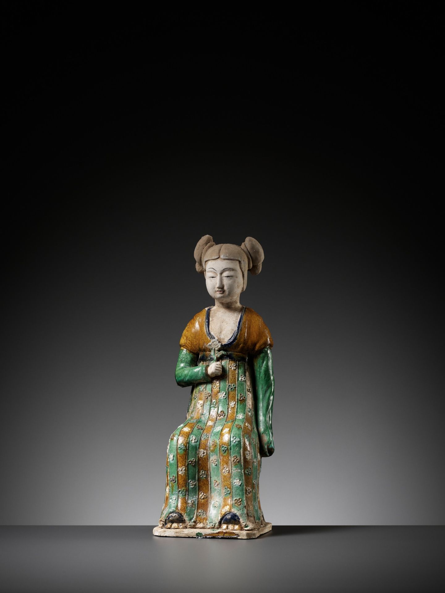 A RARE SANCAI-GLAZED POTTERY FIGURE OF A SEATED COURT LADY, TANG DYNASTY OR LATER - Bild 3 aus 15