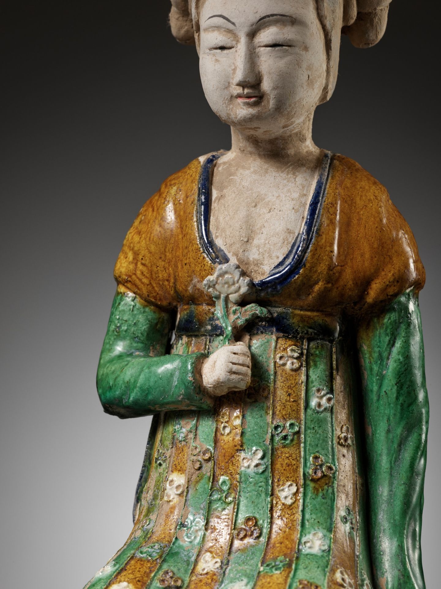 A RARE SANCAI-GLAZED POTTERY FIGURE OF A SEATED COURT LADY, TANG DYNASTY OR LATER - Bild 8 aus 15