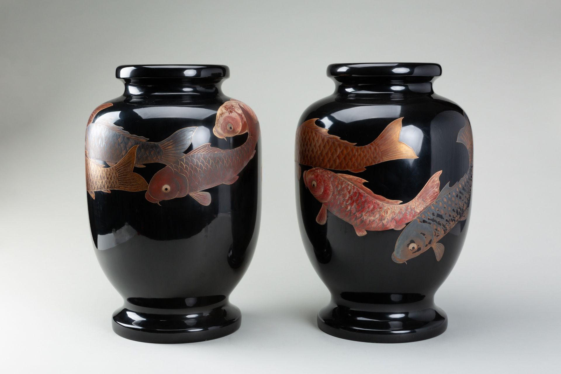 MIURA MEIHO: A PAIR OF LACQUERED WOOD VASES WITH CARPS - Bild 3 aus 7