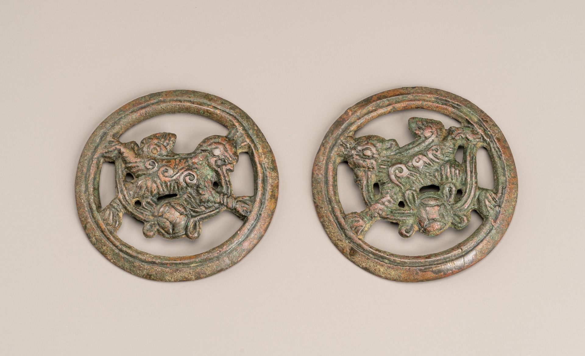 A PAIR OF BRONZE HORSE TRACK 'BUDDHIST LION' ORNAMENTS, MING OR EARLIER - Bild 4 aus 6