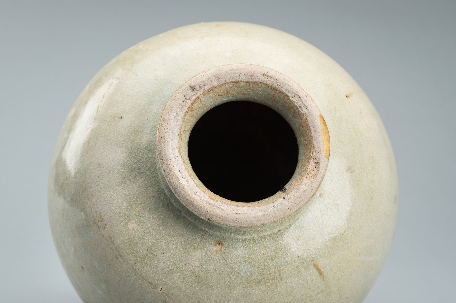 A PALE CELADON GLAZED CERAMIC VASE, TANG DYNASTY - Bild 7 aus 11