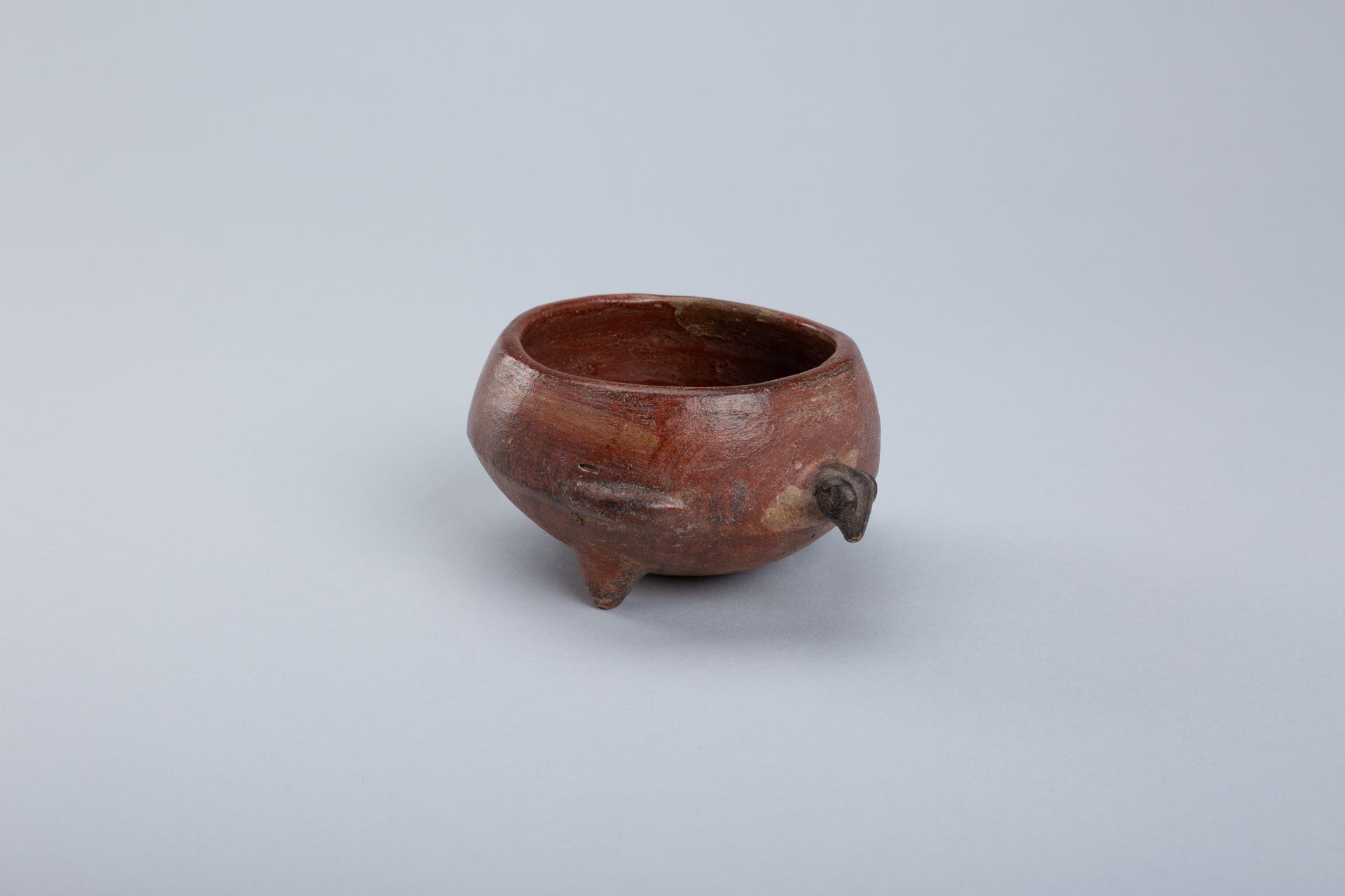 A PRE-COLUMBIAN 'RAM' CERAMIC TRIPOD BOWL - Bild 6 aus 12