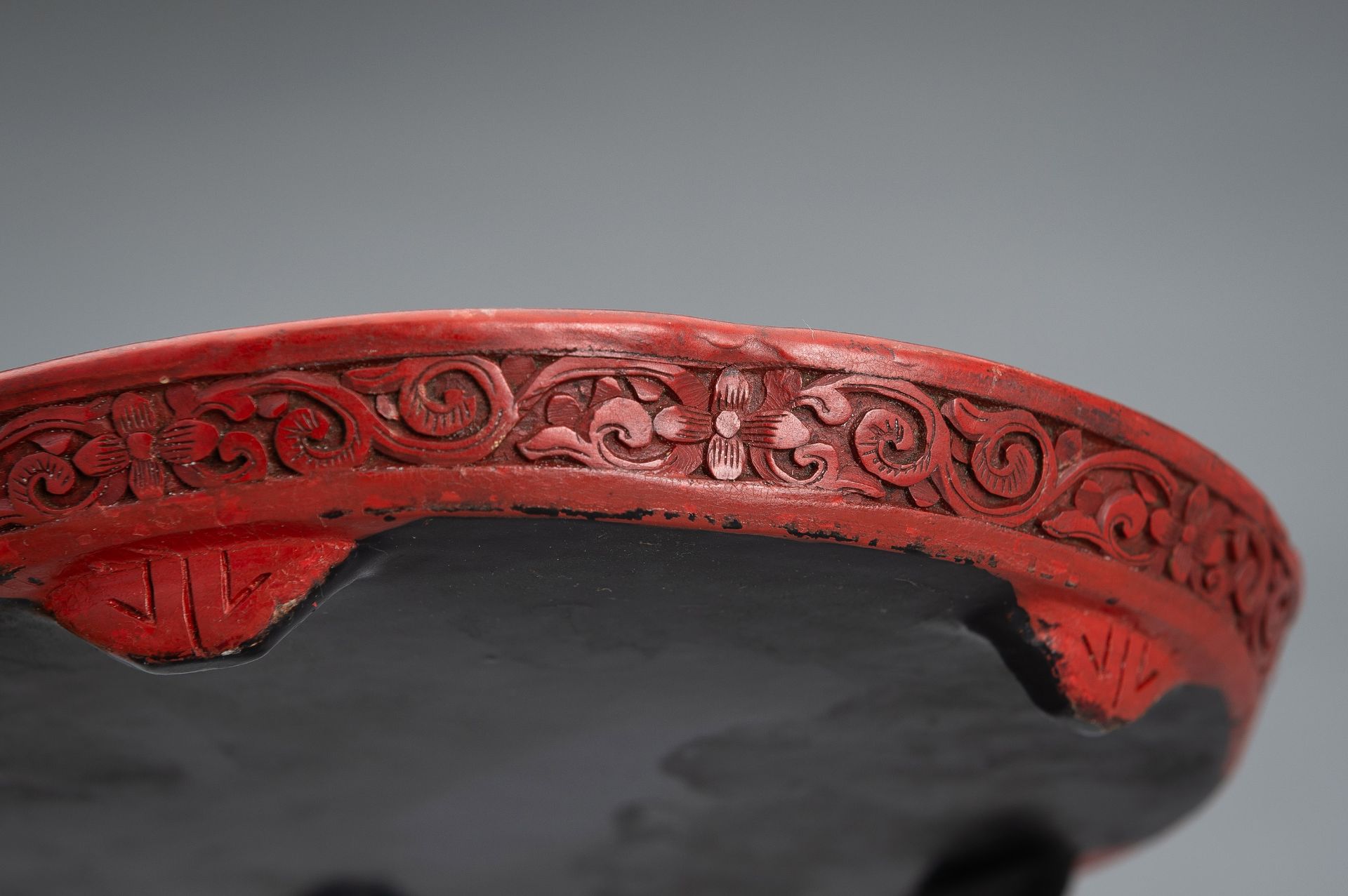 A CINNABAR LACQUER TRAY, 19TH CENTURY - Image 10 of 12