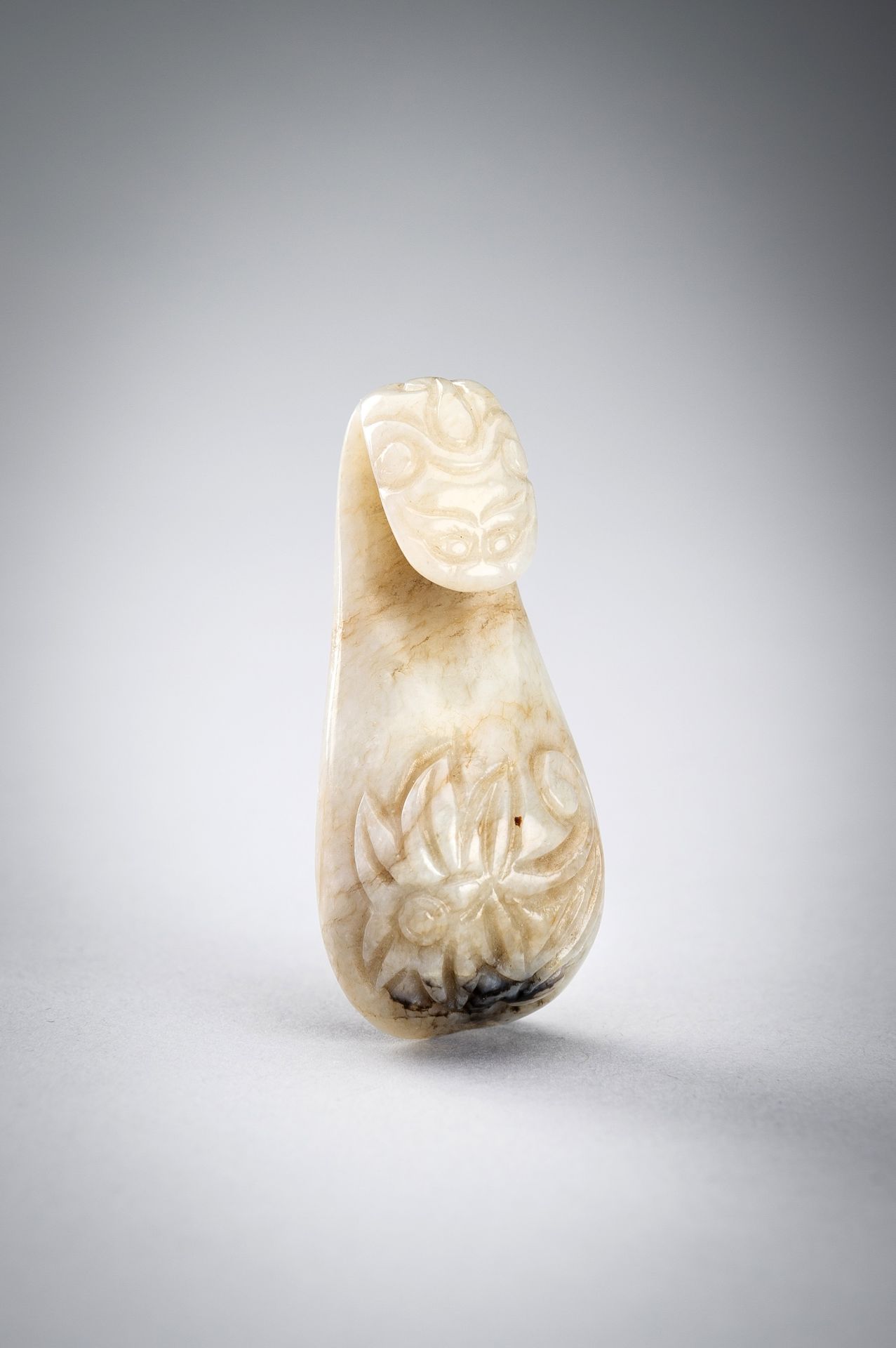 A MINIATURE JADE Â´DRAGONÂ´ BELT HOOK, MING DYNASTY