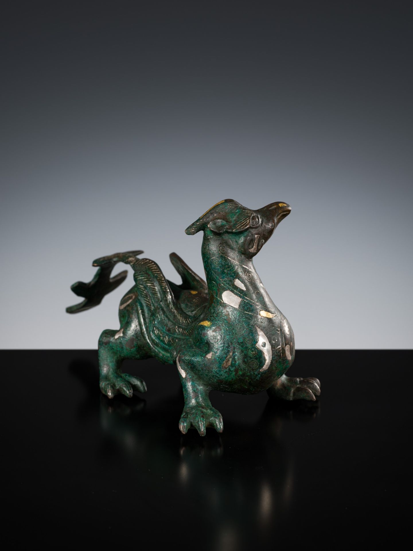 A SILVER- AND GOLD-INLAID 'MYTHICAL BEAST' BRONZE, CHINA, 17TH-18TH CENTURY - Bild 8 aus 12