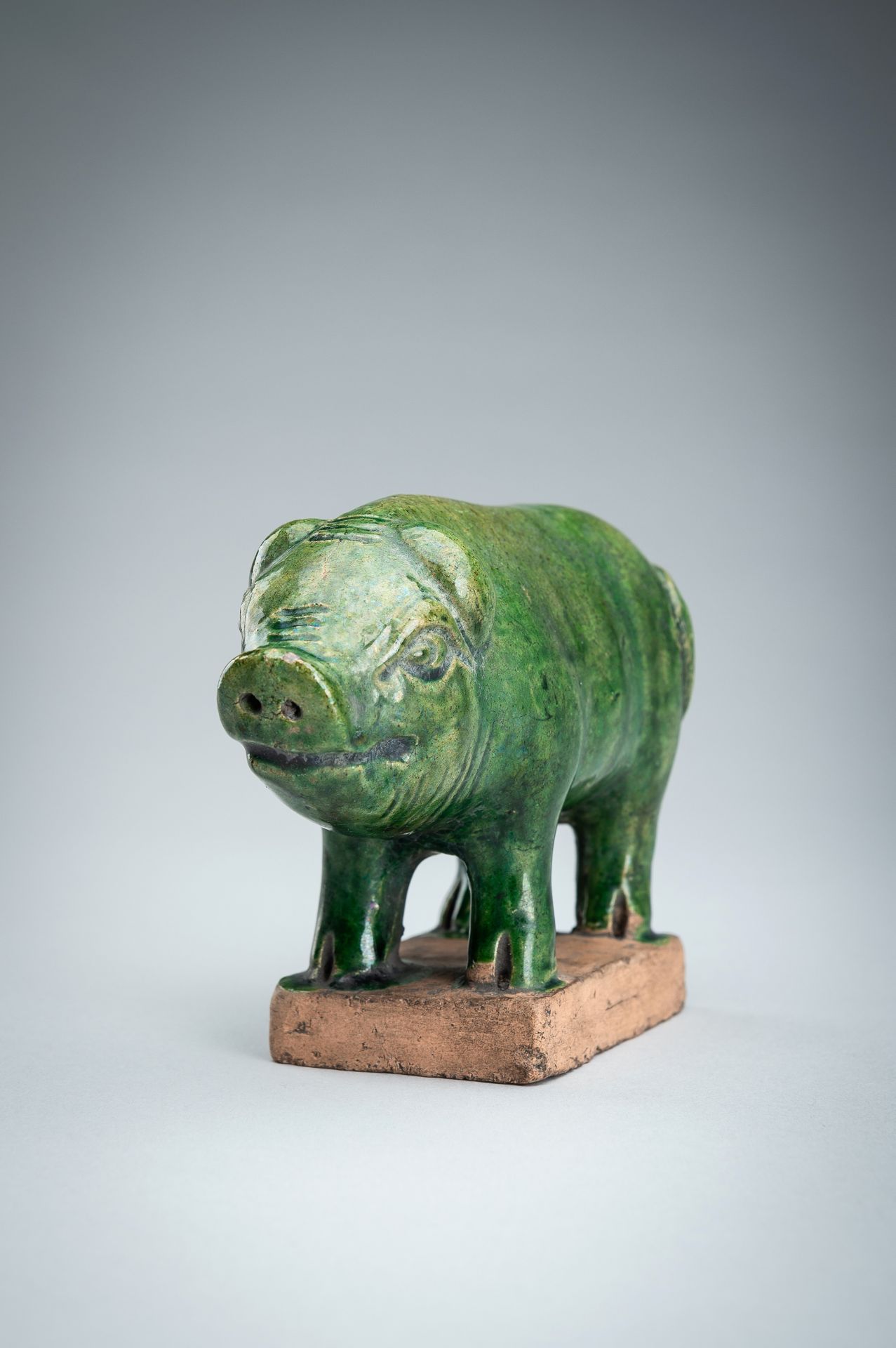 AN EMERALD-GREEN GLAZED POTTERY PIG, MING DYNASTY - Bild 5 aus 14