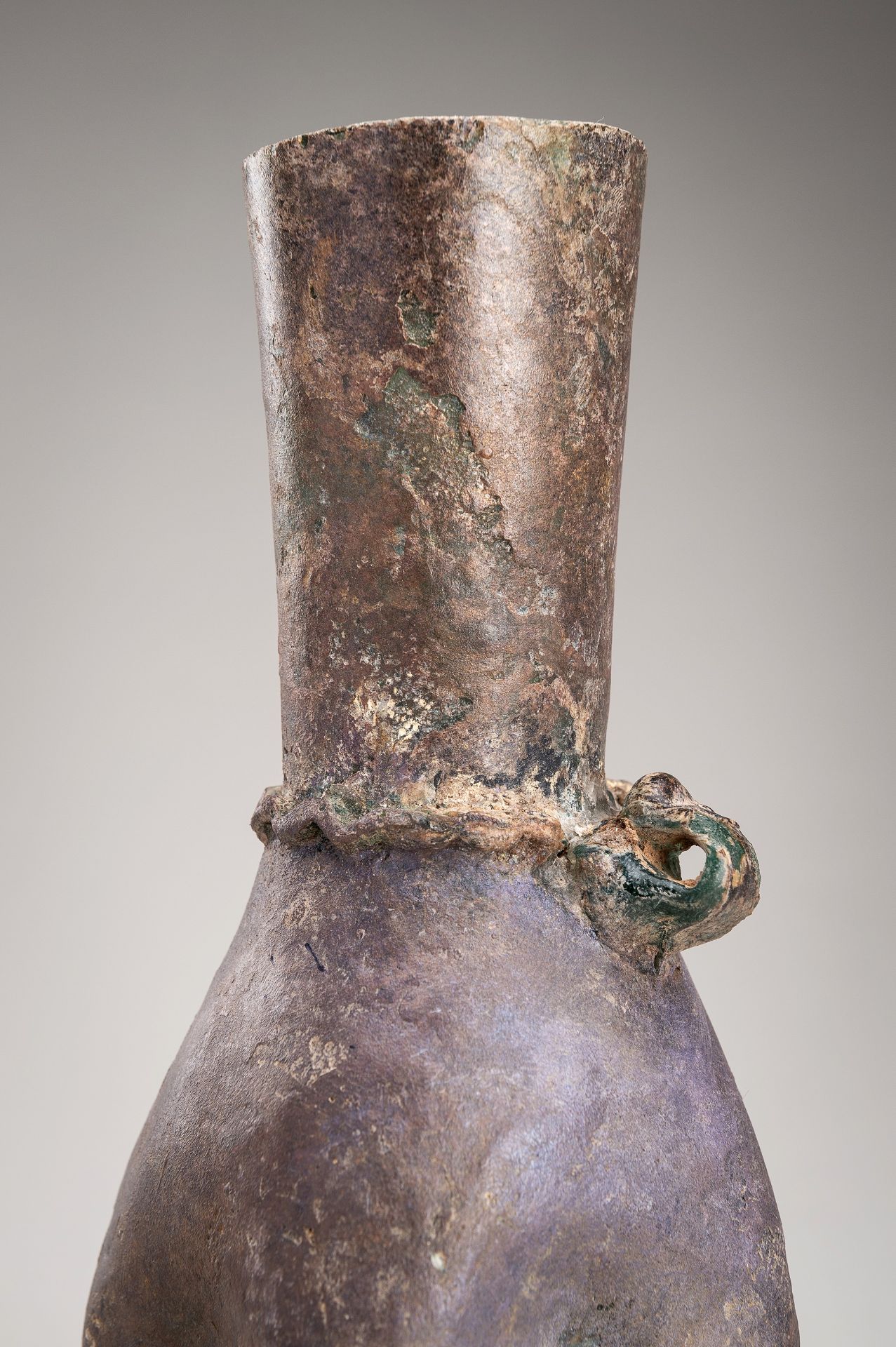 A ROMAN GLASS BOTTLE - Bild 4 aus 15